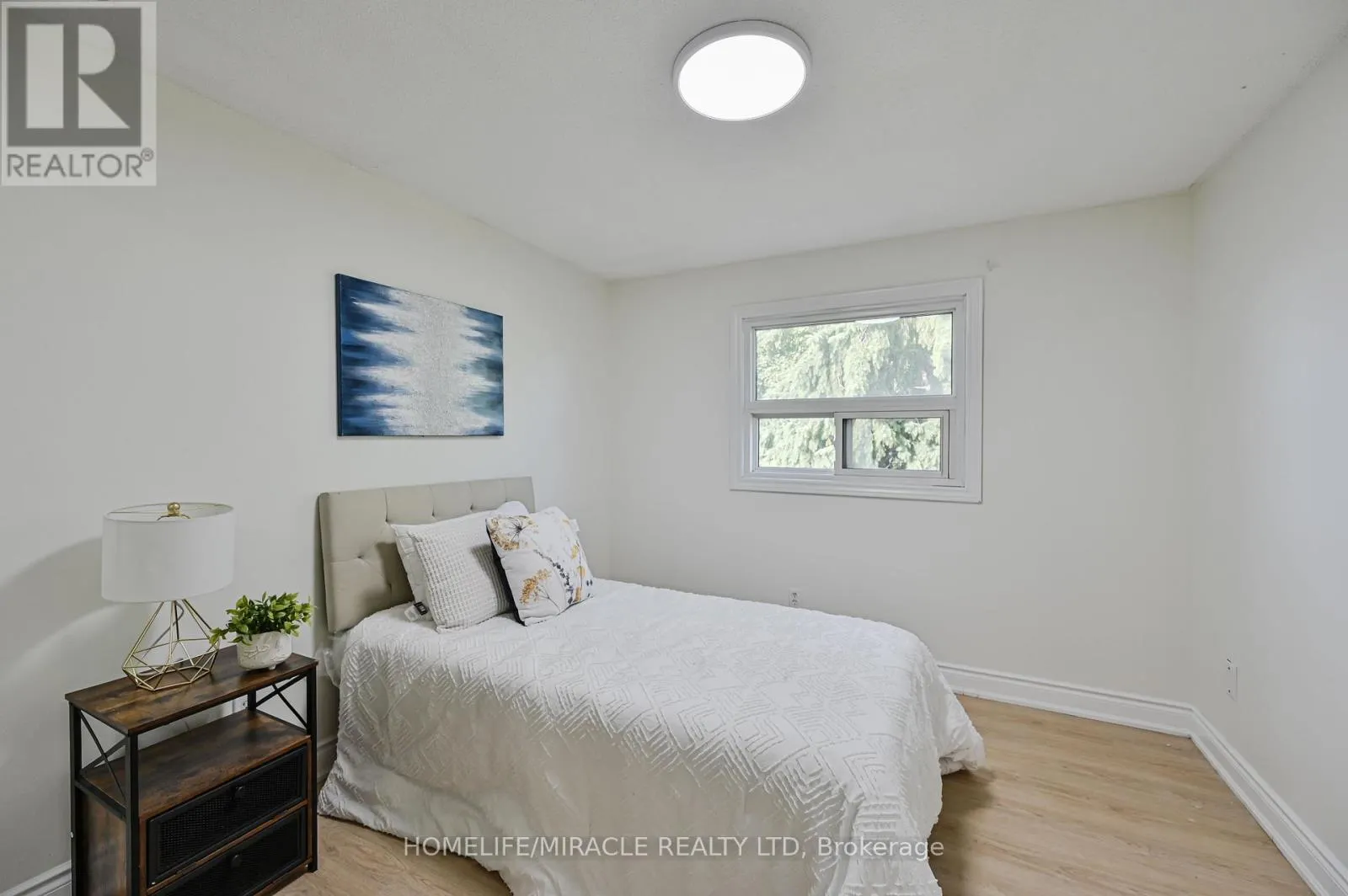 32 WOODSVIEW AVENUE