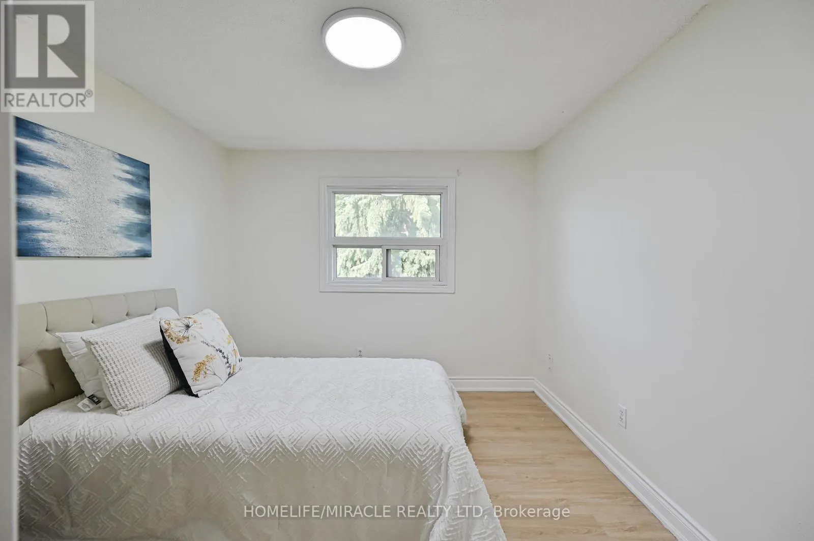 32 WOODSVIEW AVENUE
