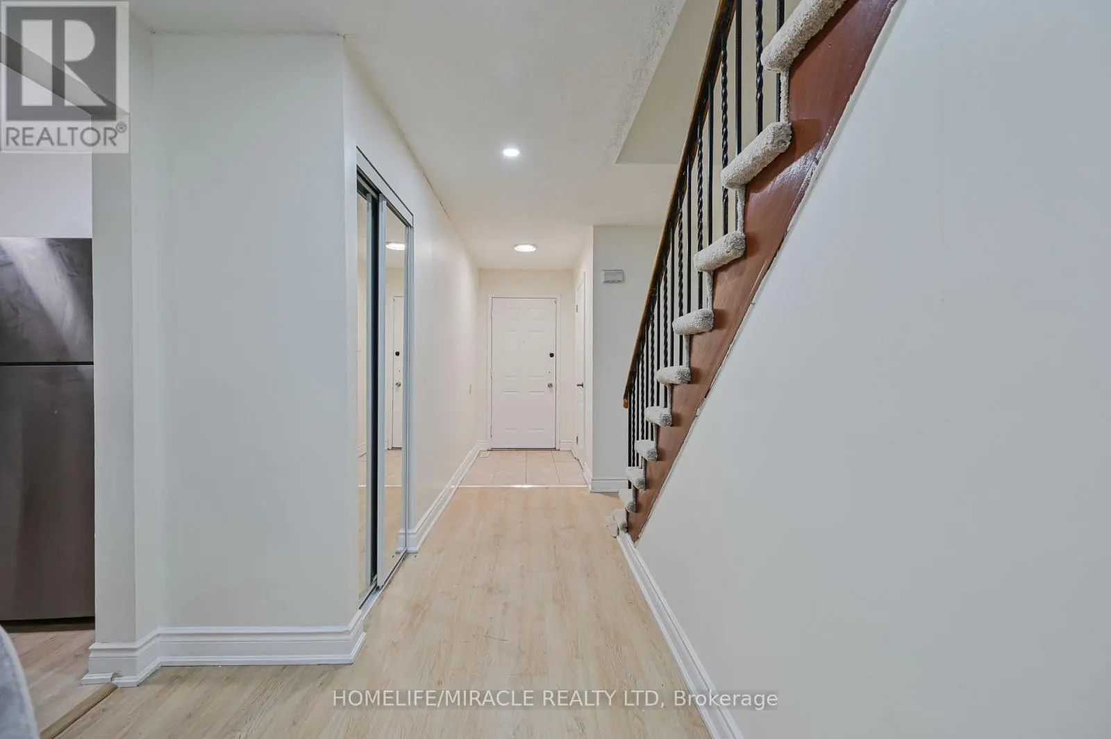 32 WOODSVIEW AVENUE
