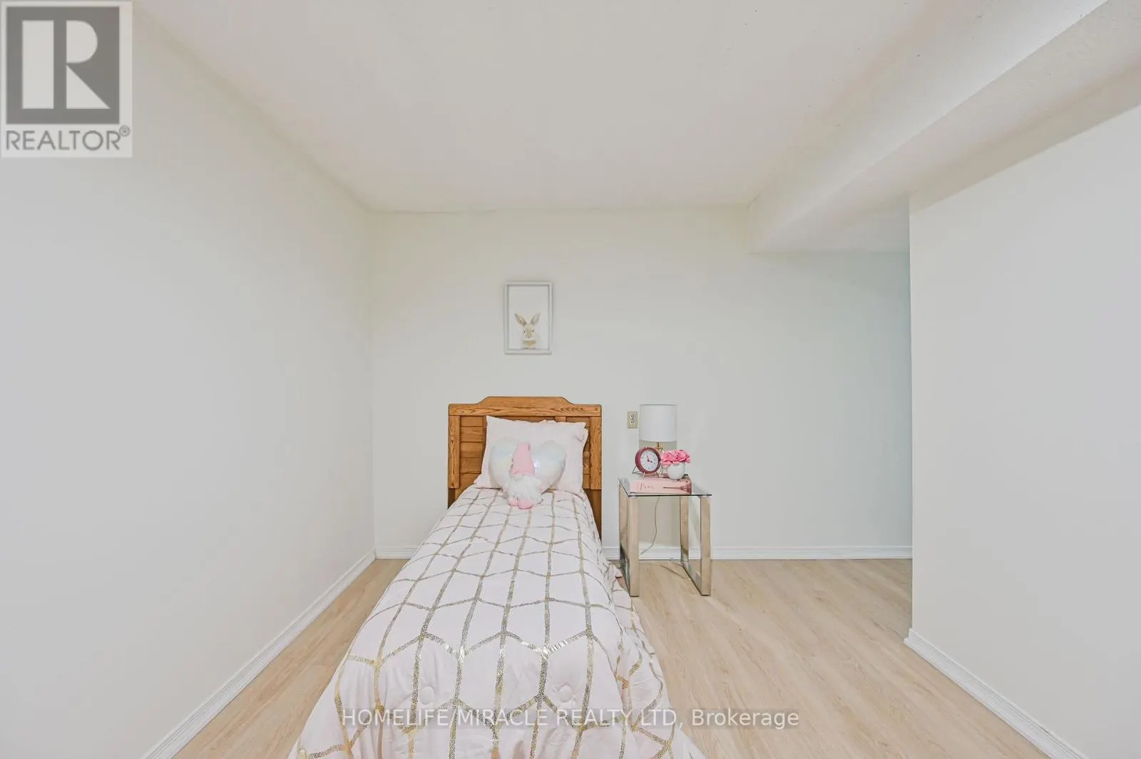 32 WOODSVIEW AVENUE