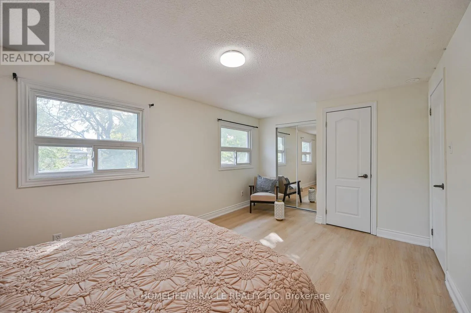 32 WOODSVIEW AVENUE