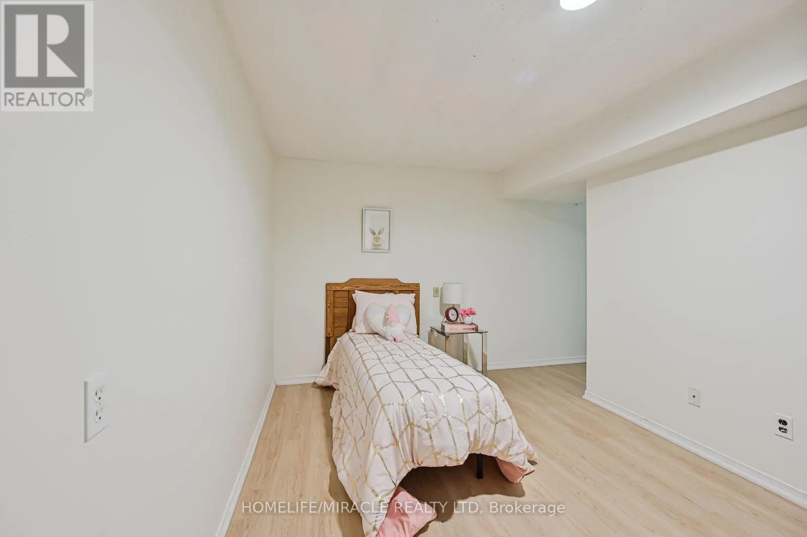32 WOODSVIEW AVENUE