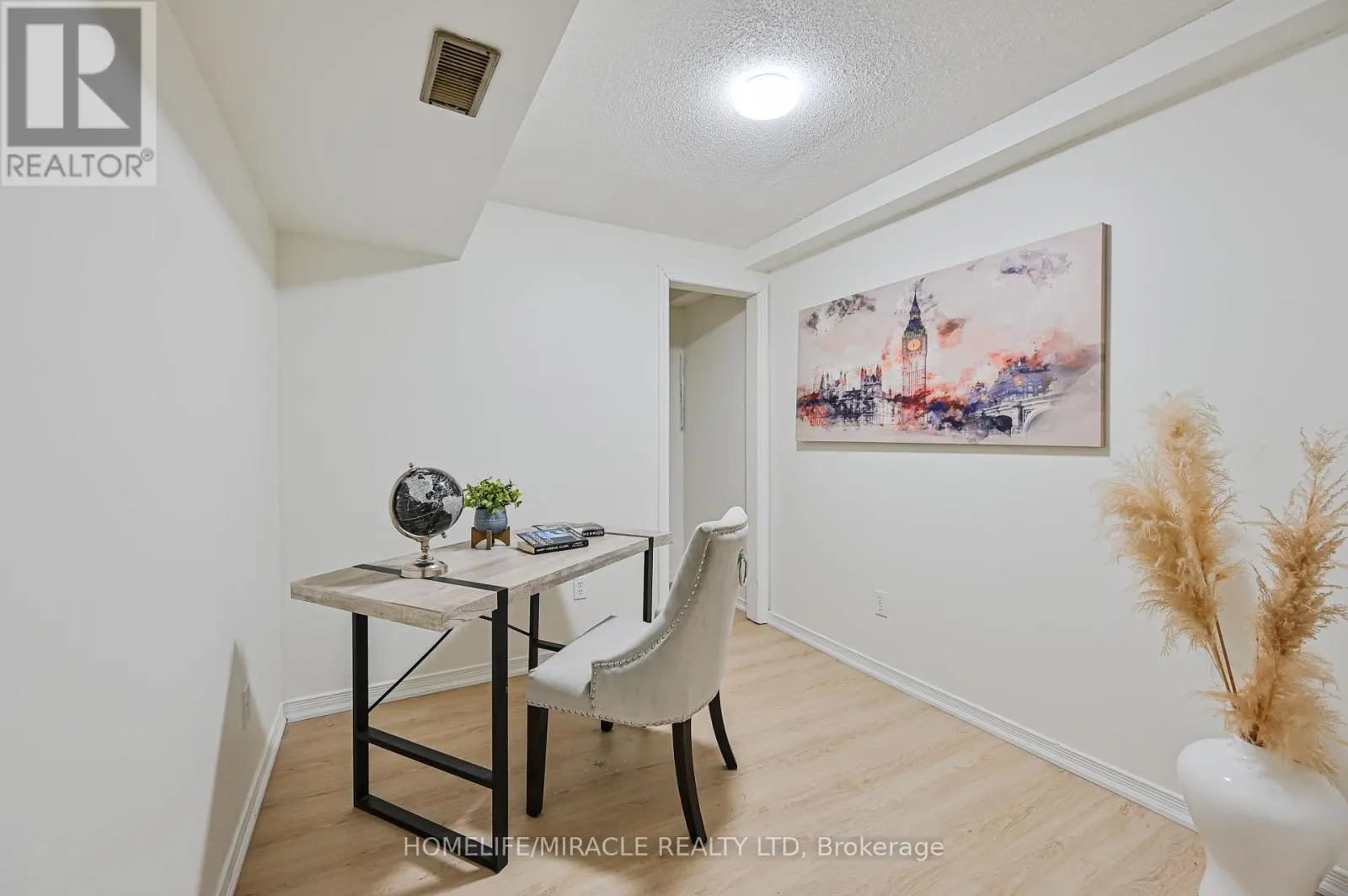 32 WOODSVIEW AVENUE