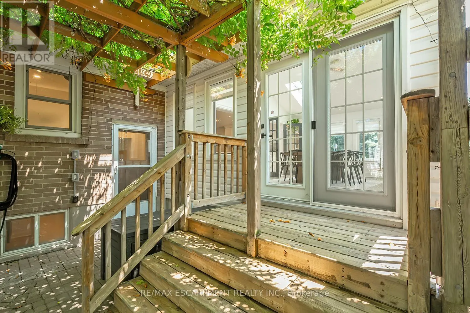 564 MAPLEHILL DRIVE