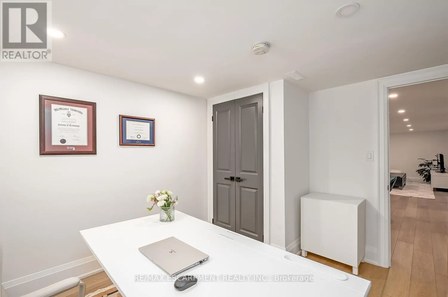 564 MAPLEHILL DRIVE
