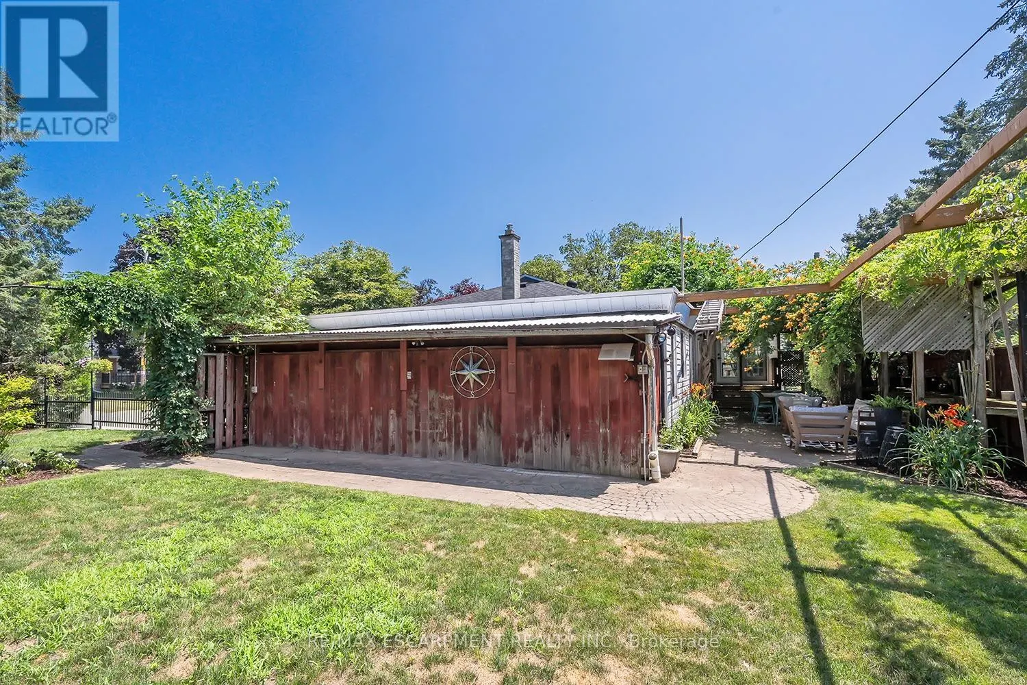 564 MAPLEHILL DRIVE