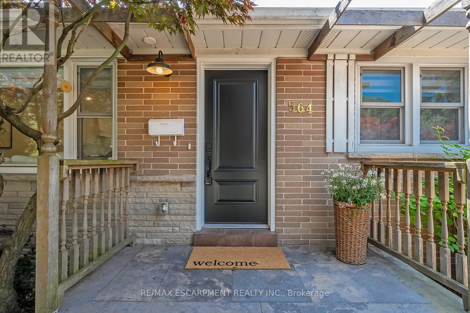 564 MAPLEHILL DRIVE