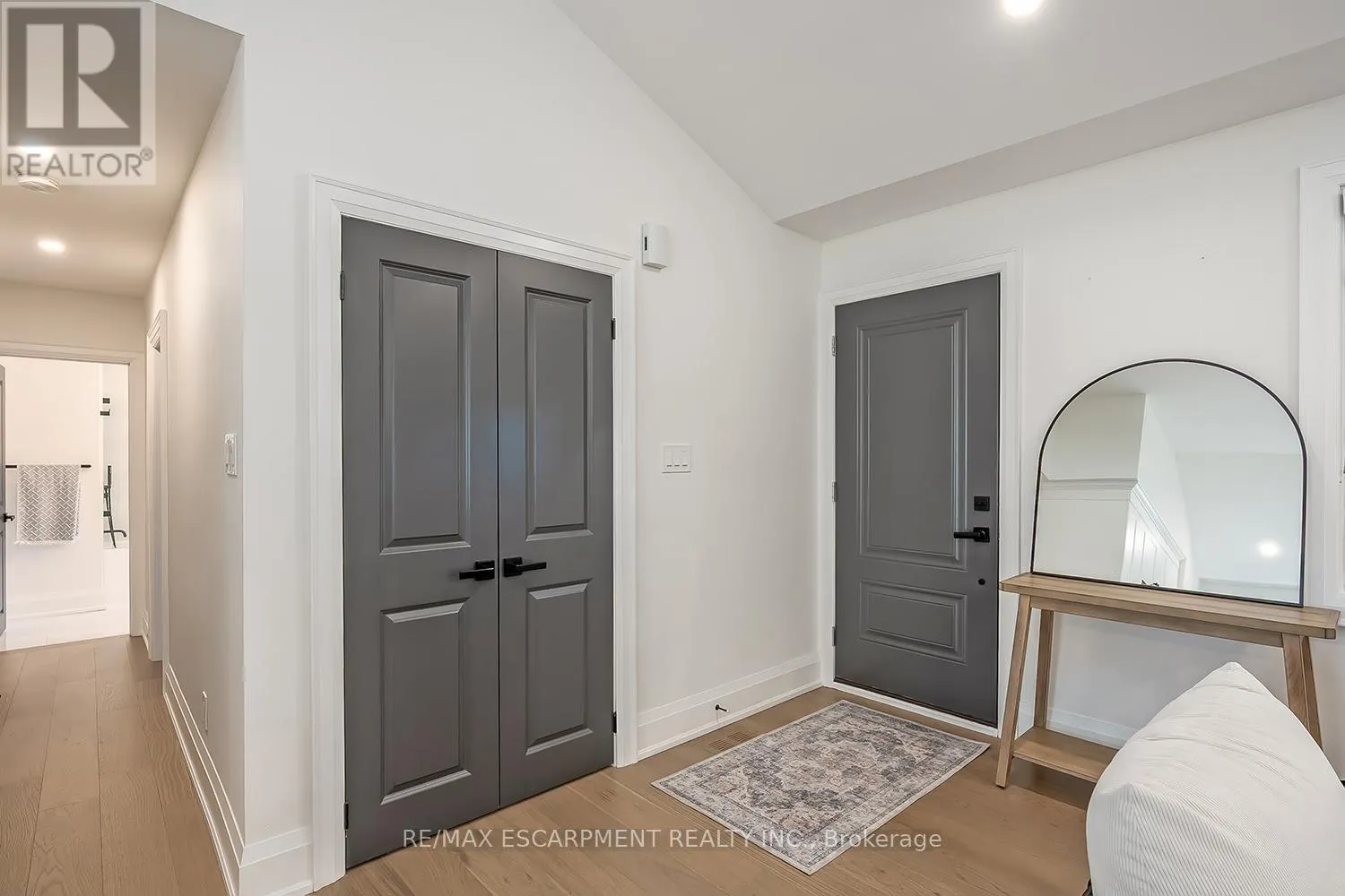 564 MAPLEHILL DRIVE