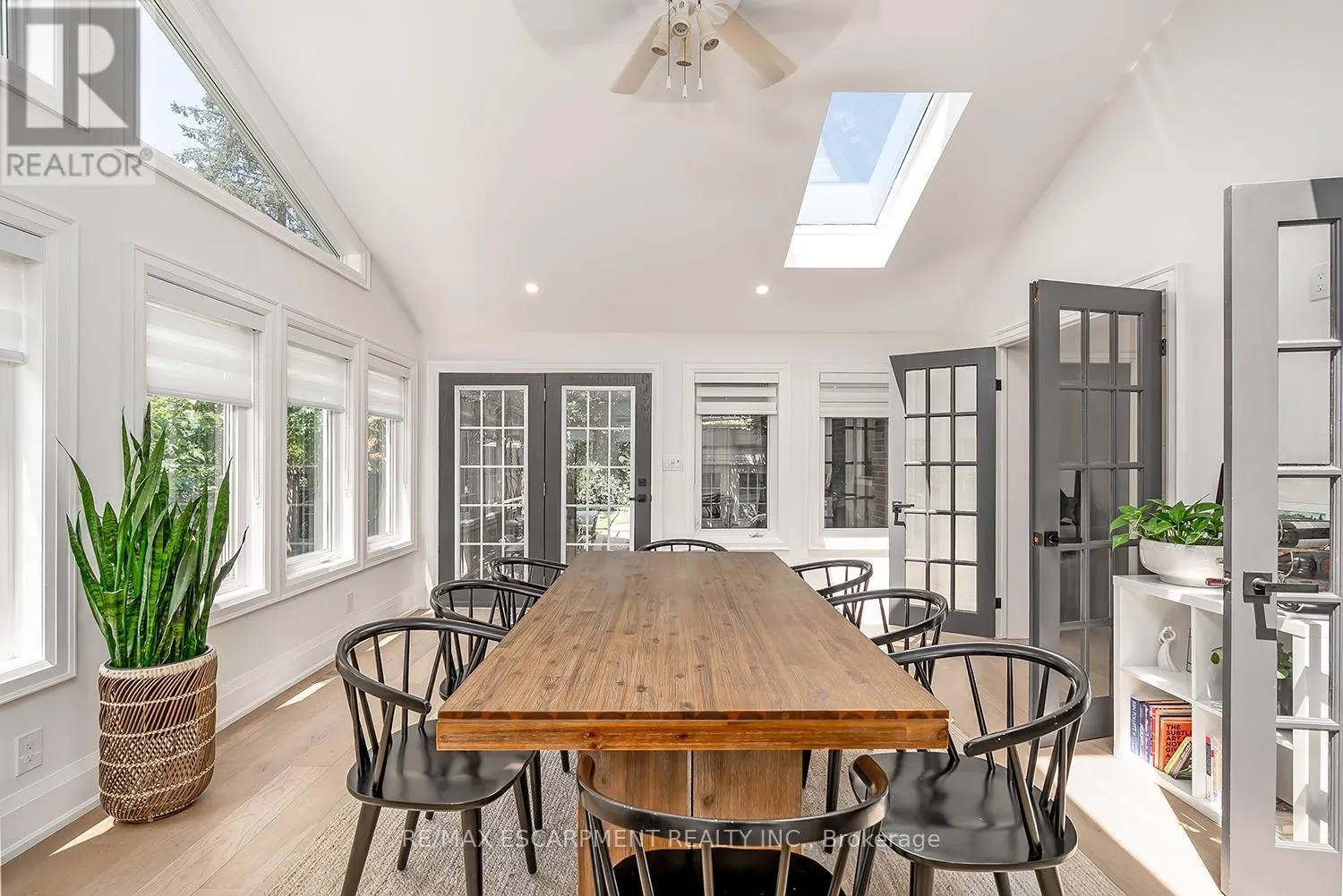 564 MAPLEHILL DRIVE