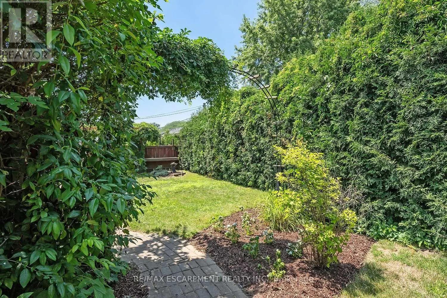 564 MAPLEHILL DRIVE