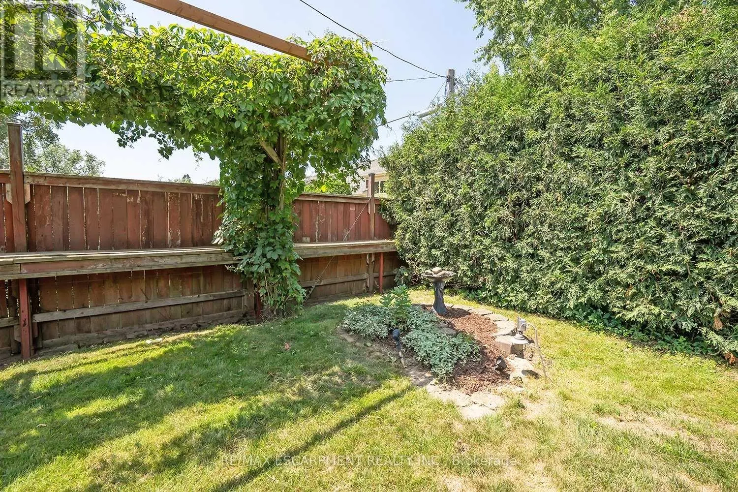 564 MAPLEHILL DRIVE