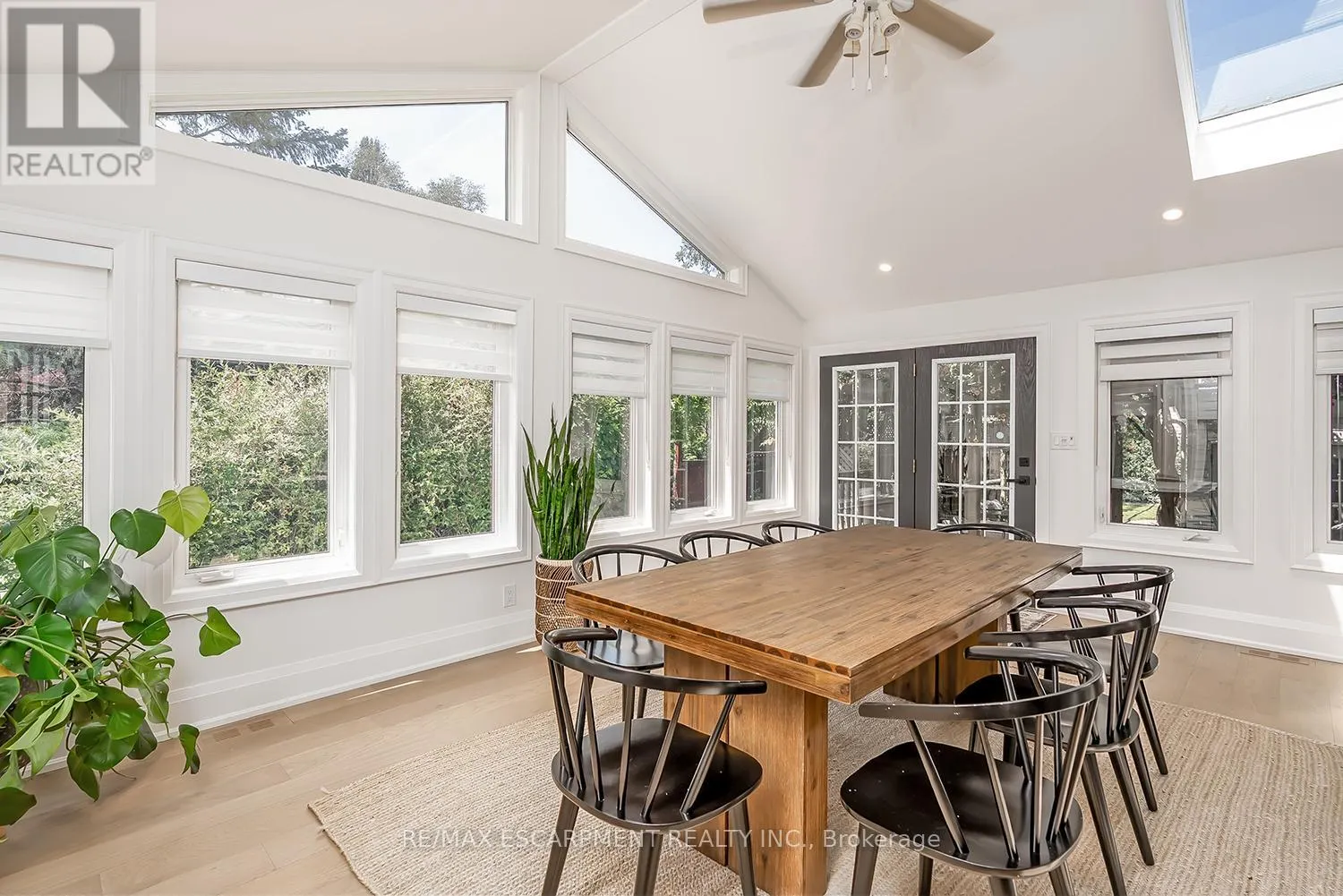 564 MAPLEHILL DRIVE