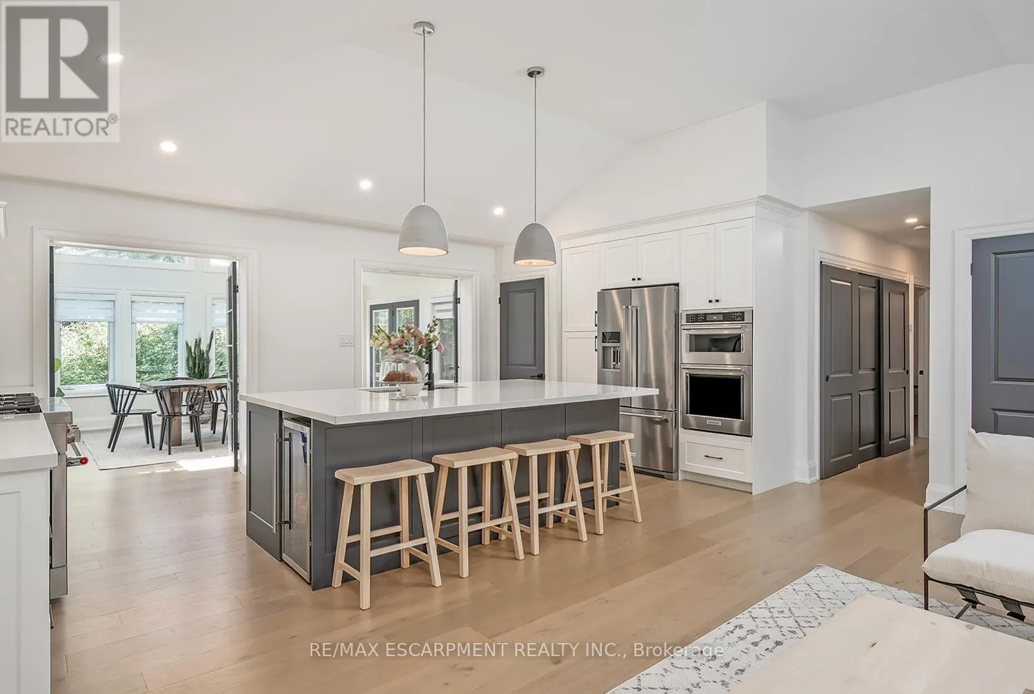 564 MAPLEHILL DRIVE