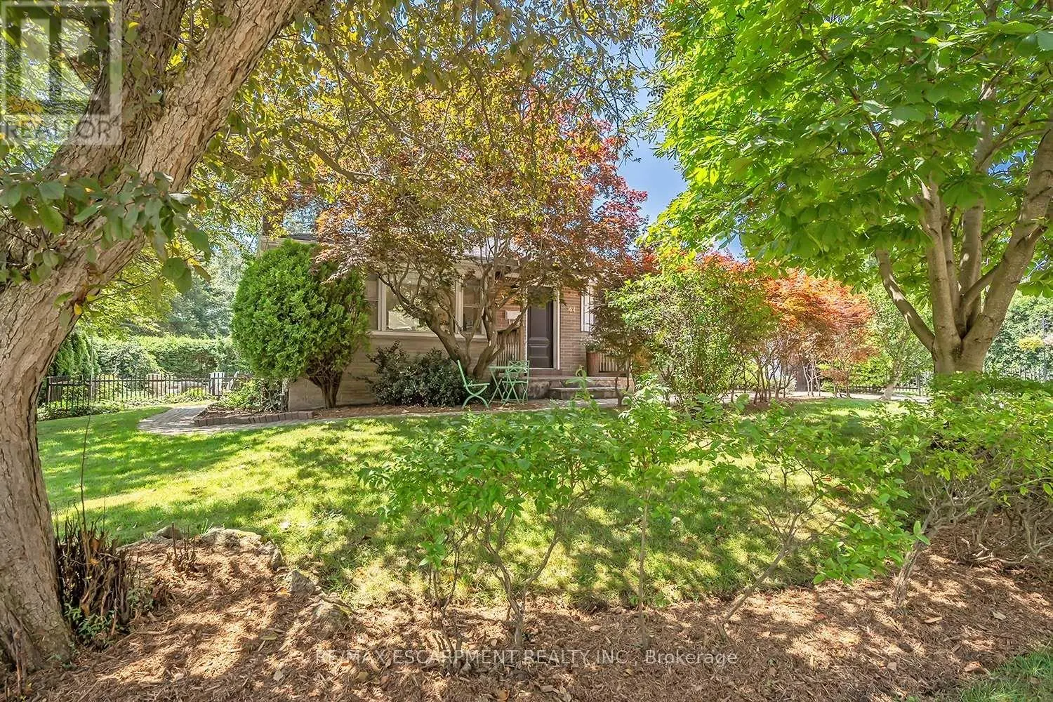 564 MAPLEHILL DRIVE