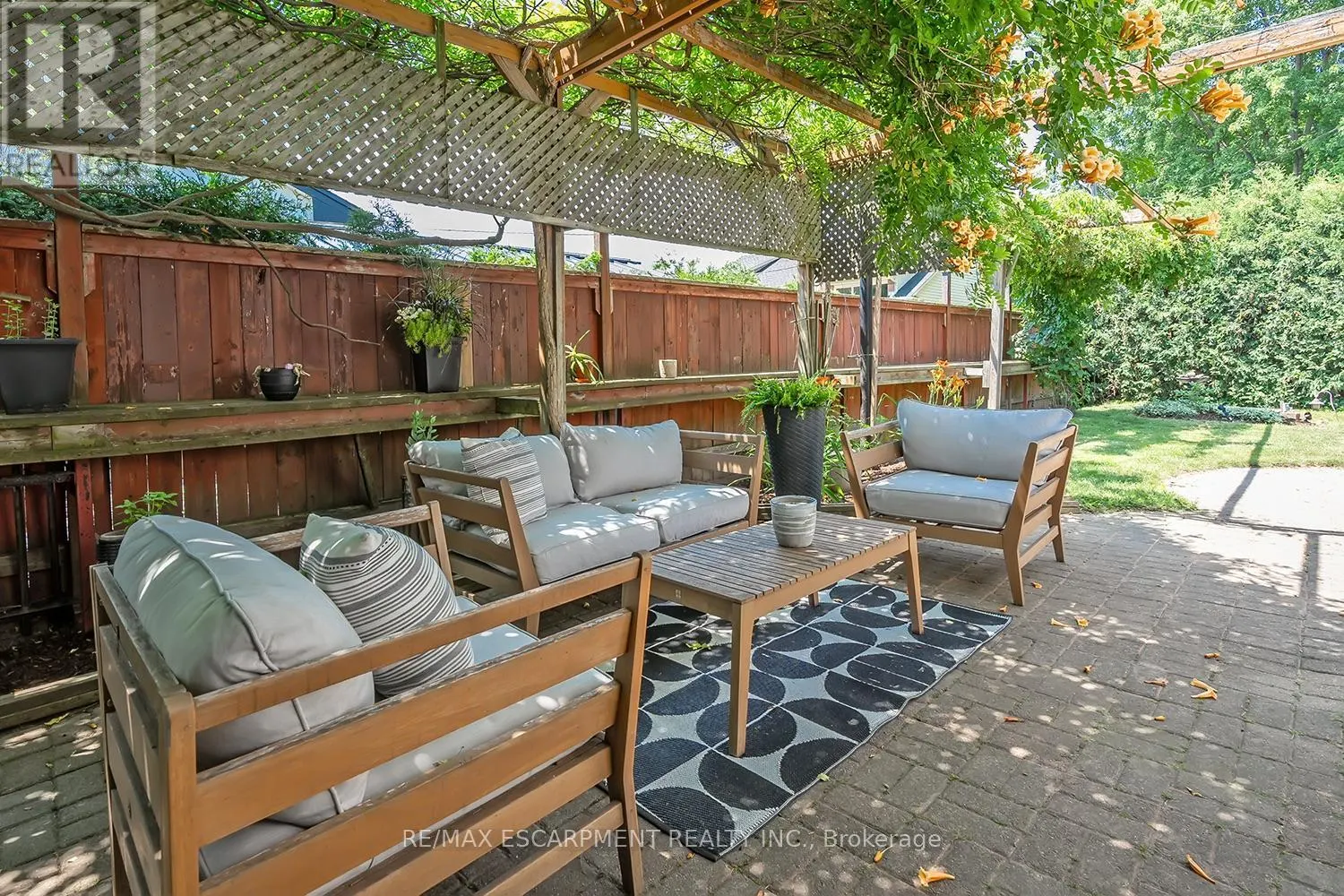 564 MAPLEHILL DRIVE