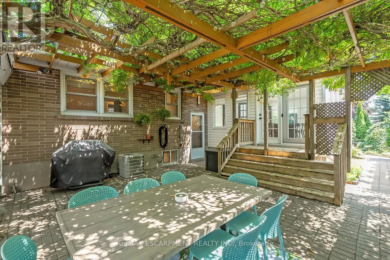 564 MAPLEHILL DRIVE