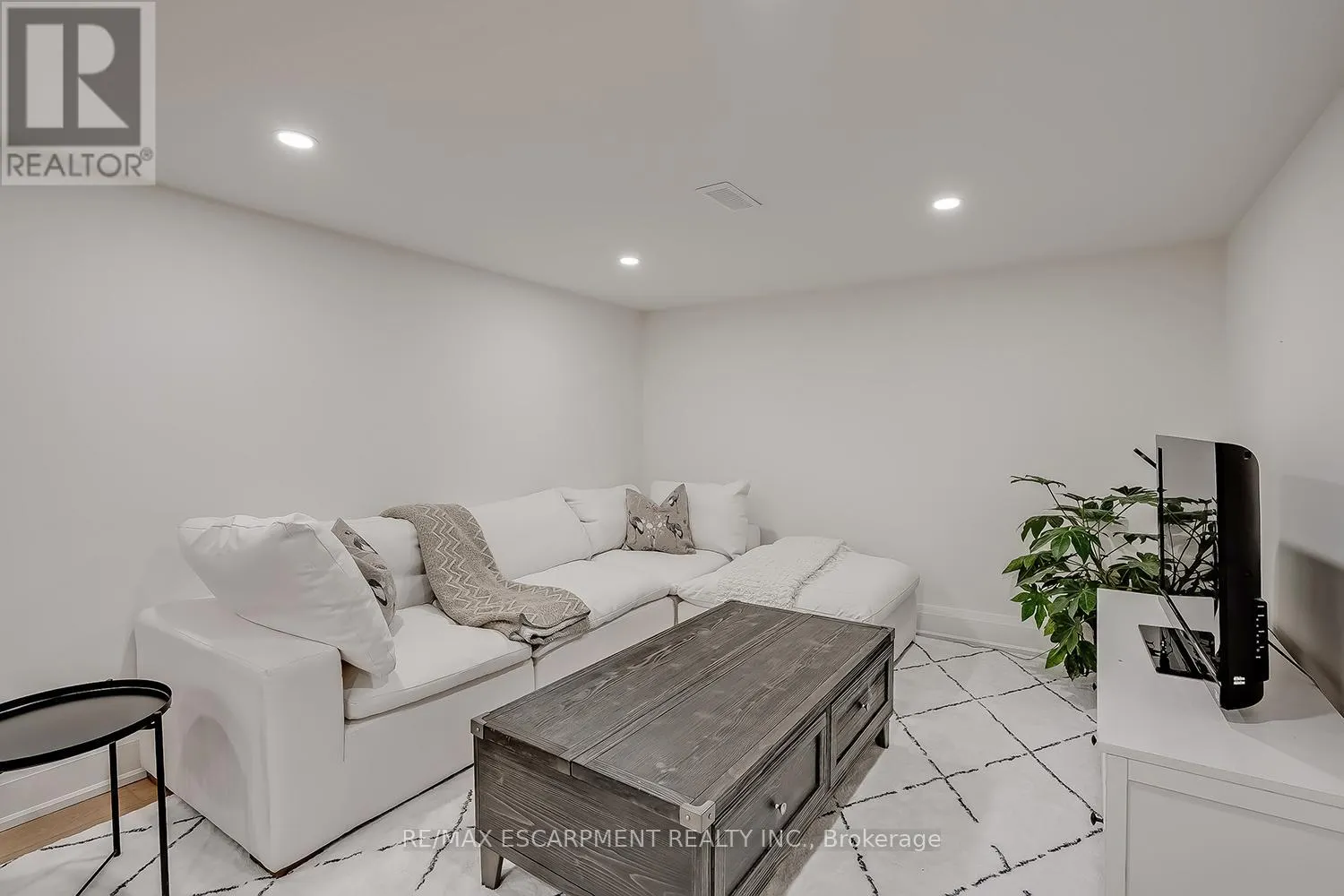 564 MAPLEHILL DRIVE