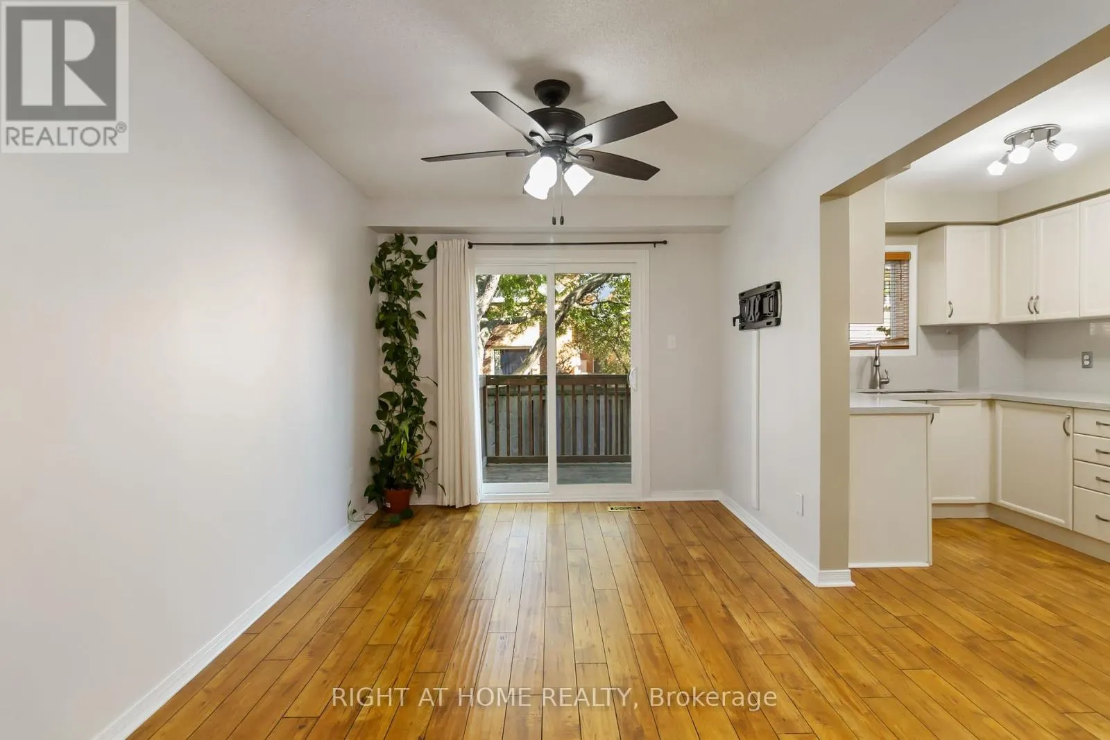 12 - 1520 REEVES GATE