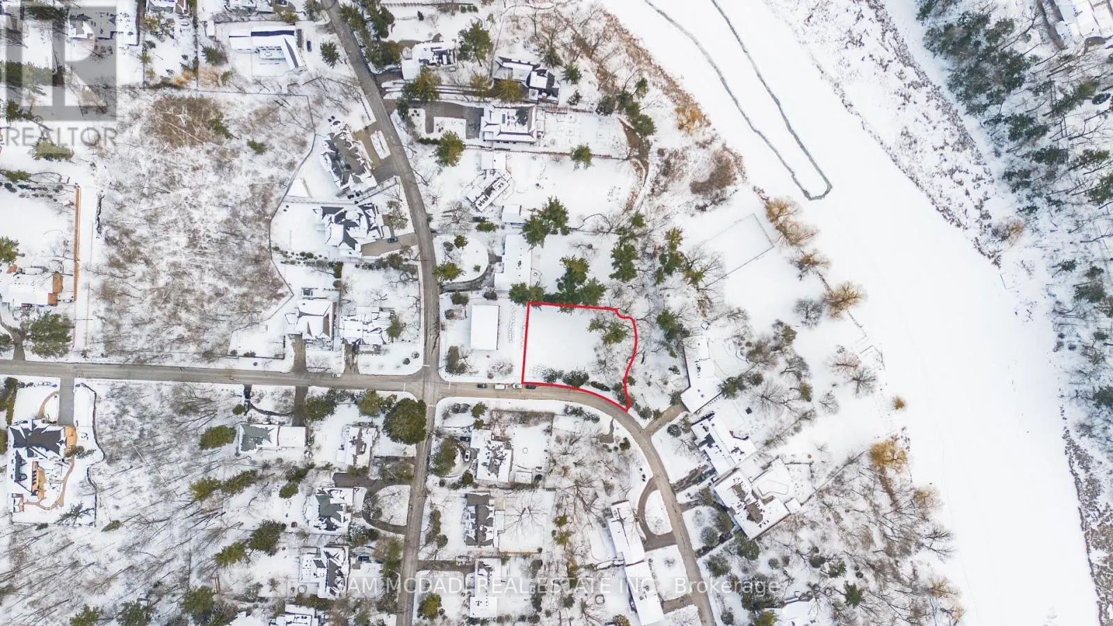 1470 PINETREE CRESCENT