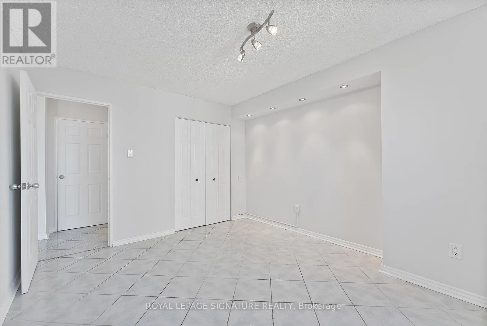 #906 - 5 SAN ROMANOWAY