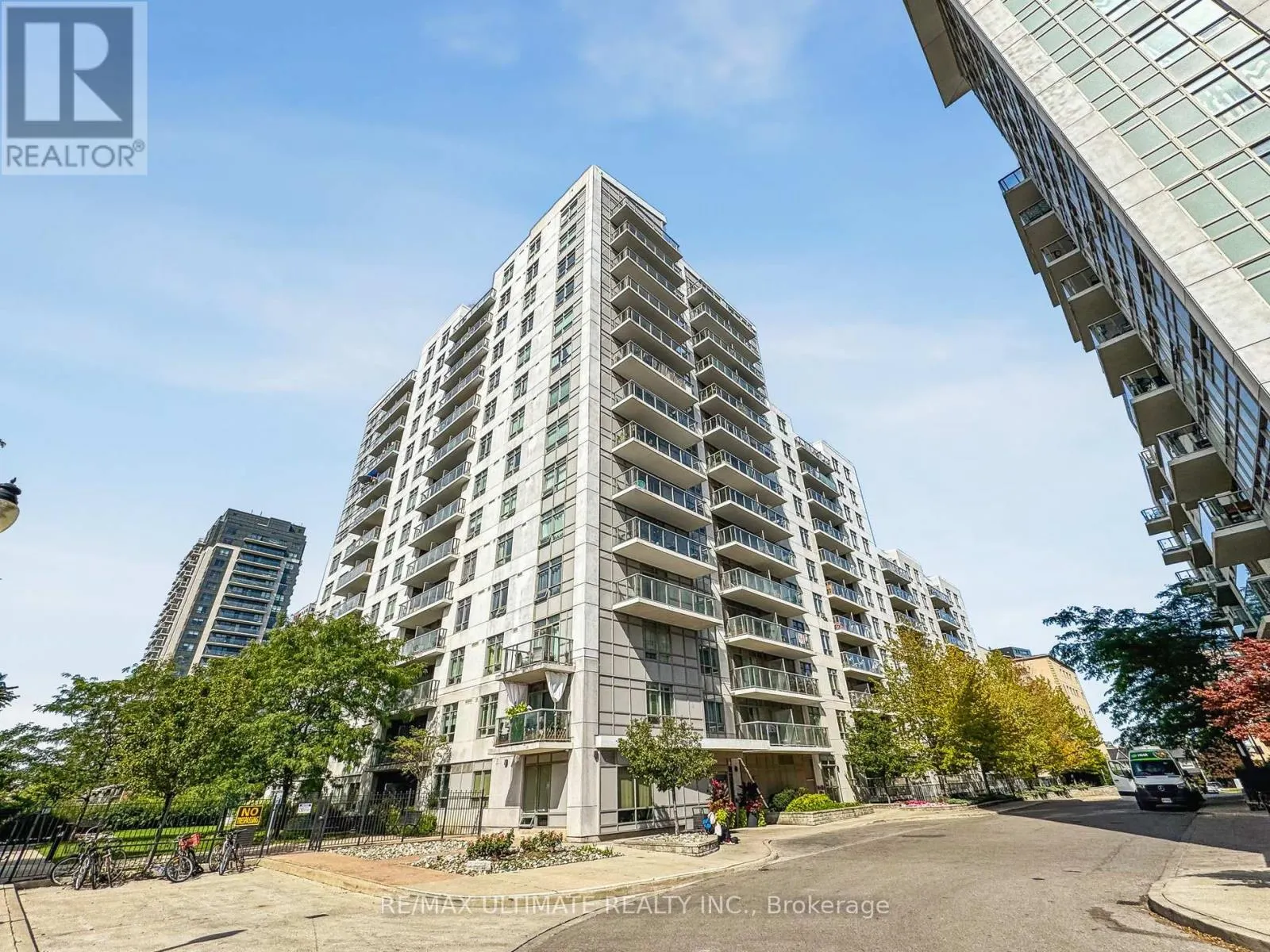 1402 - 816 LANSDOWNE AVENUE