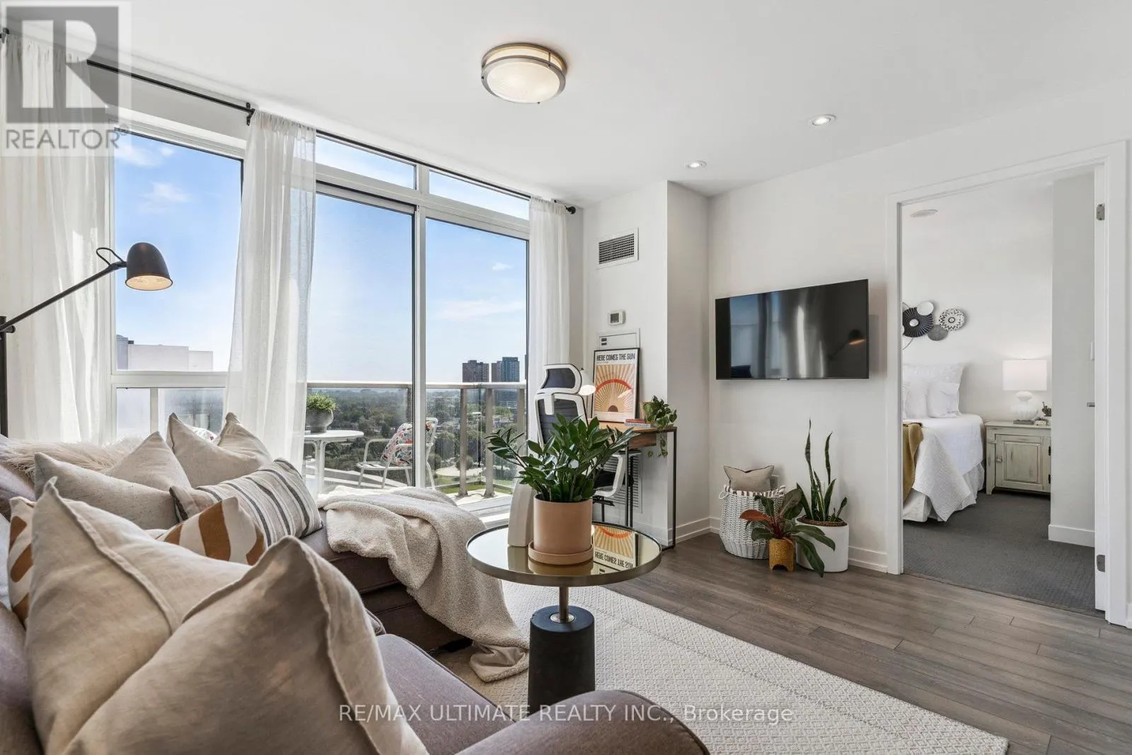 1402 - 816 LANSDOWNE AVENUE