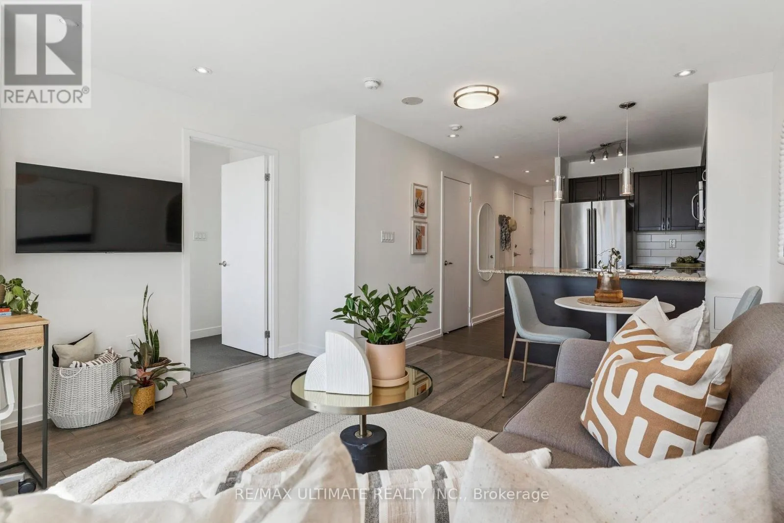 1402 - 816 LANSDOWNE AVENUE