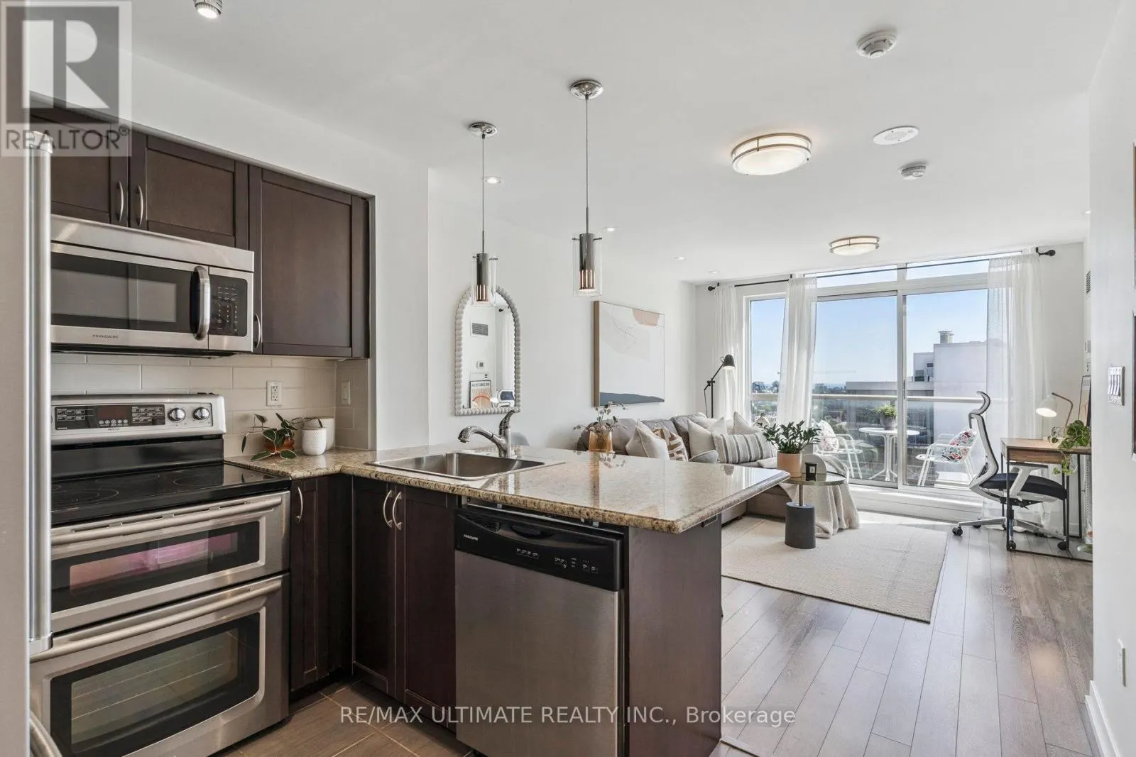 1402 - 816 LANSDOWNE AVENUE