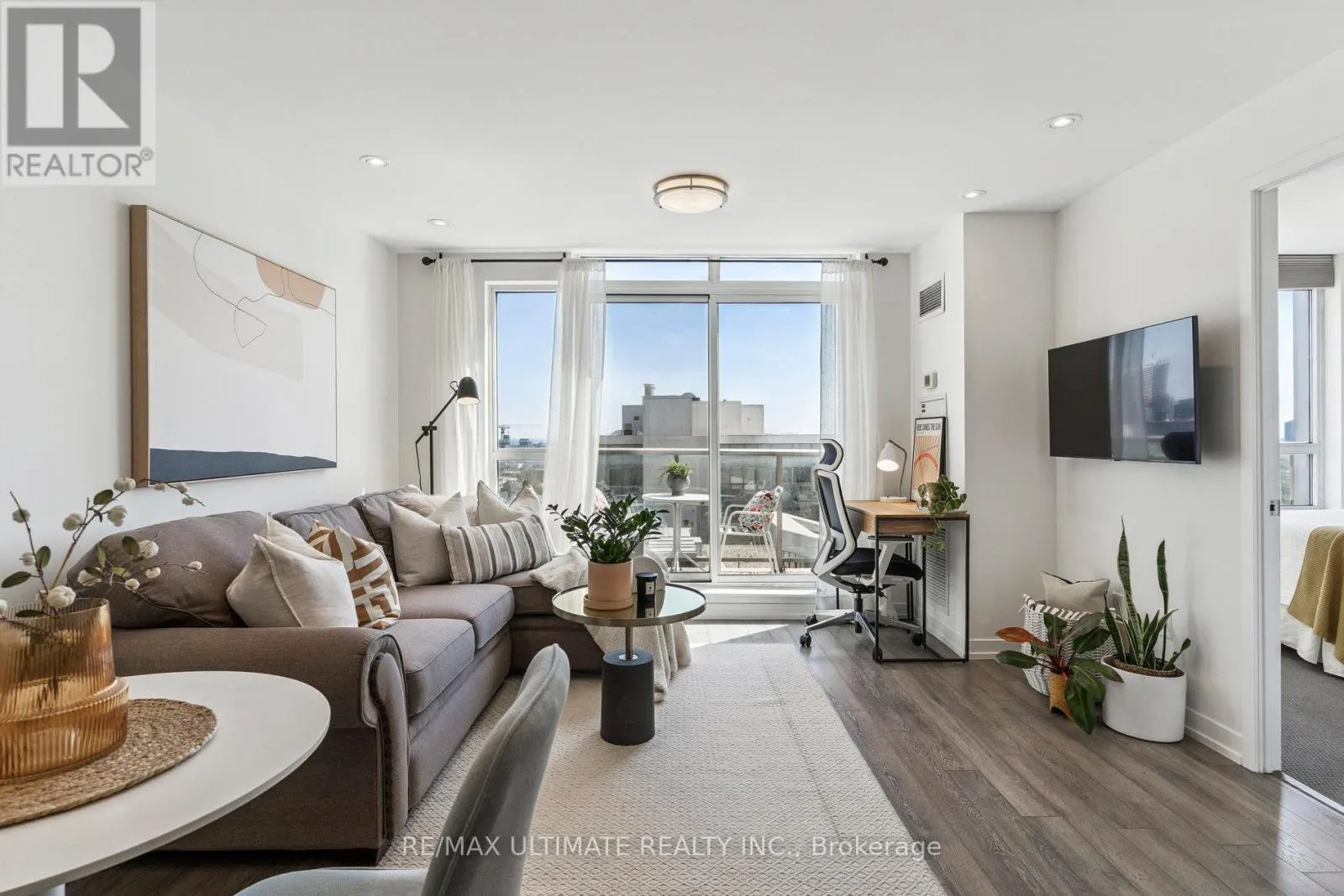 1402 - 816 LANSDOWNE AVENUE