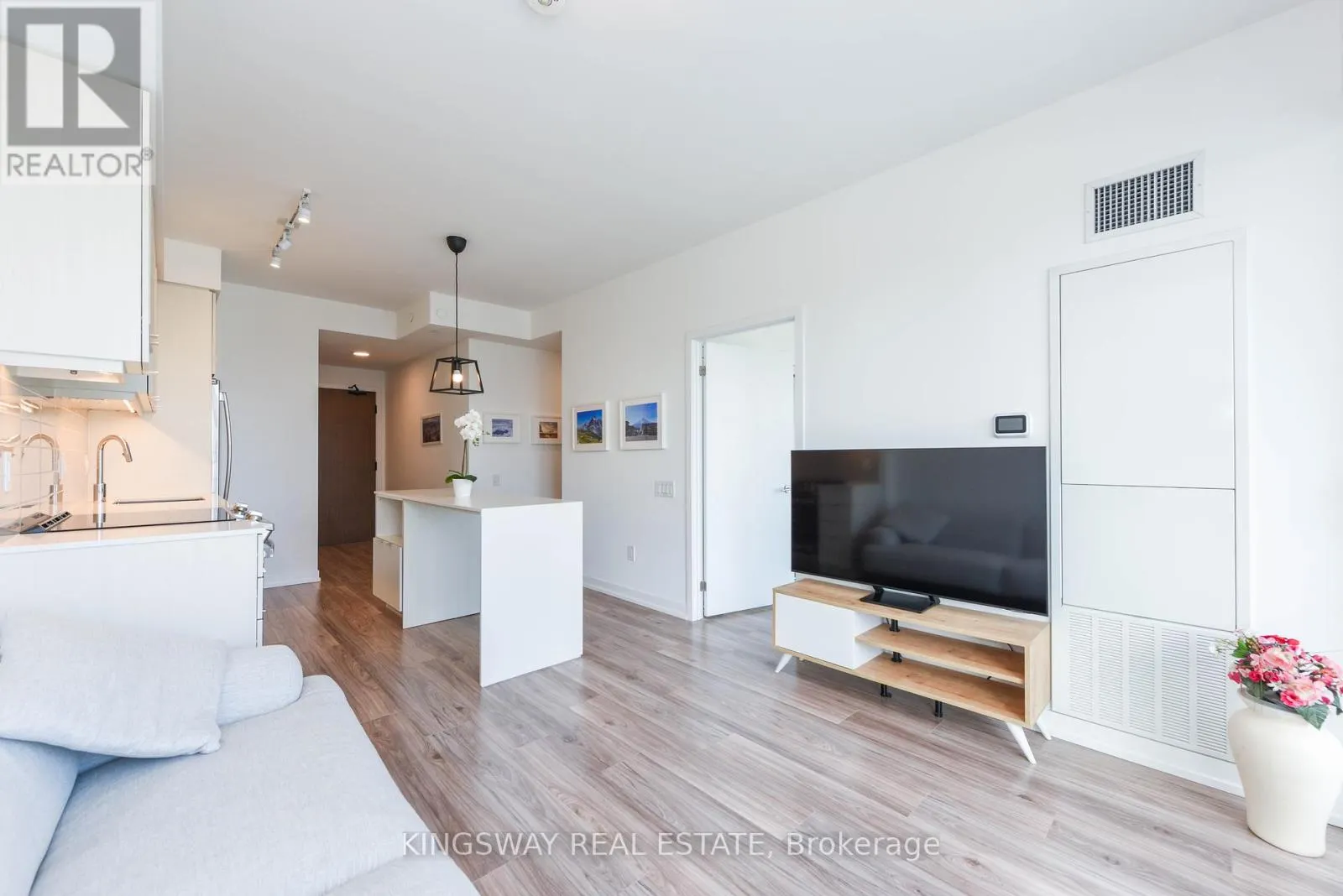 2505 - 4065 CONFEDERATION PARKWAY