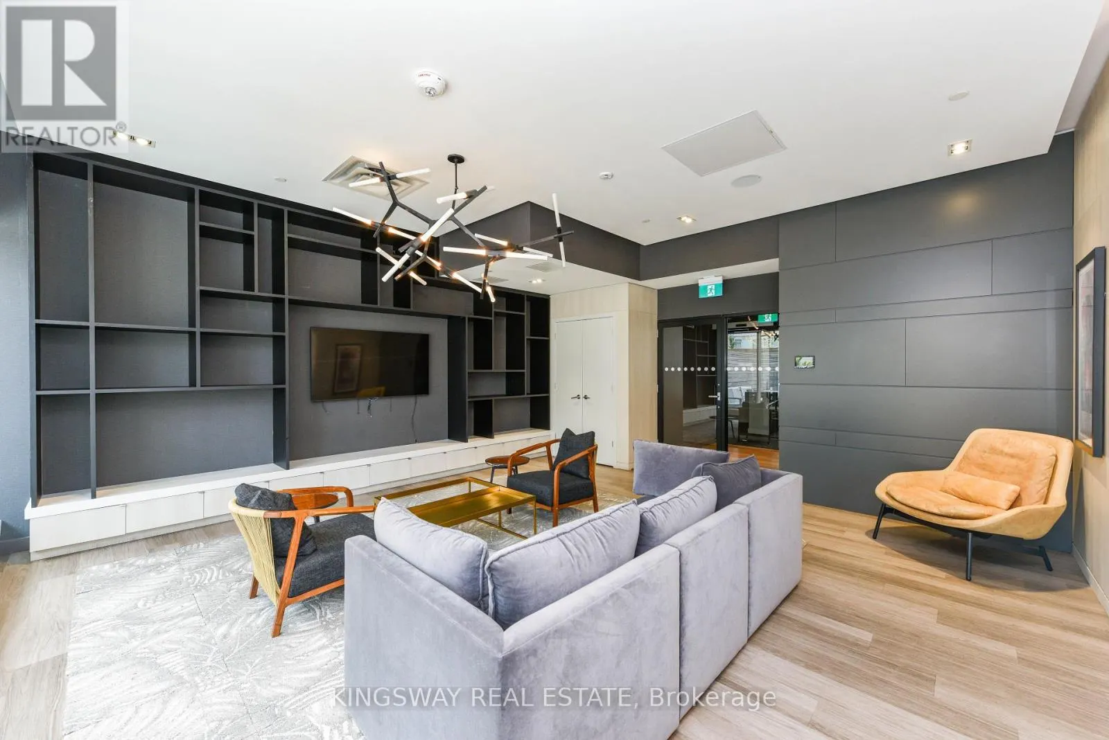 2505 - 4065 CONFEDERATION PARKWAY
