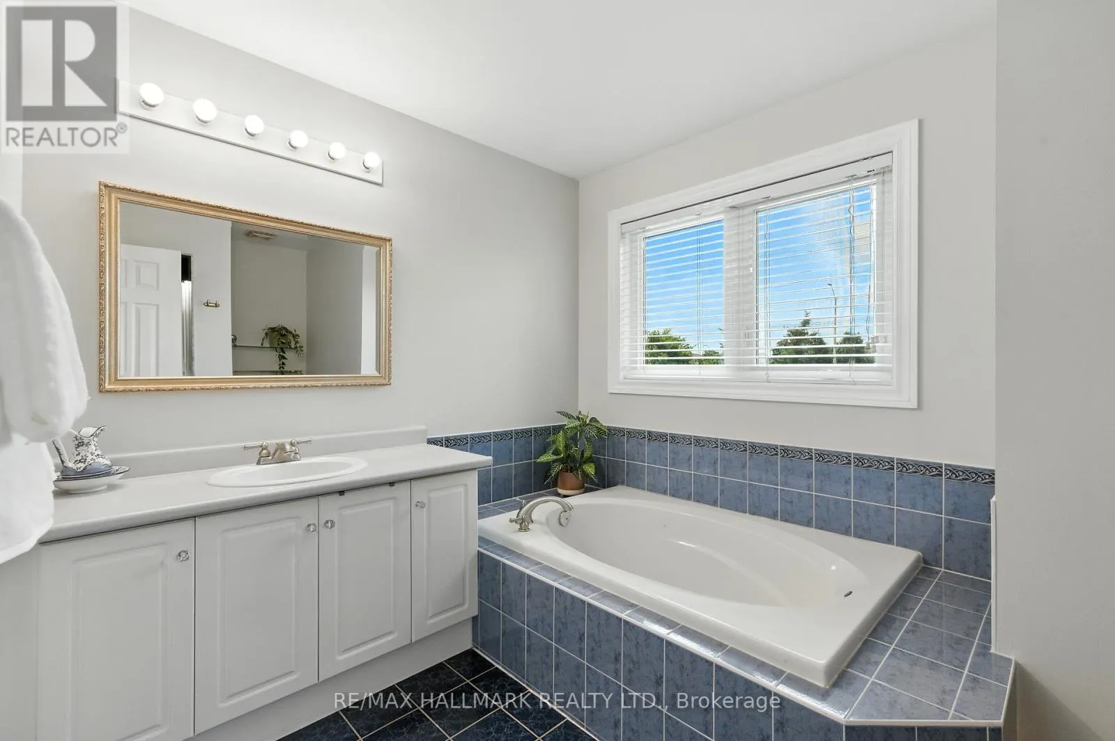 3288 EQUESTRIAN CRESCENT