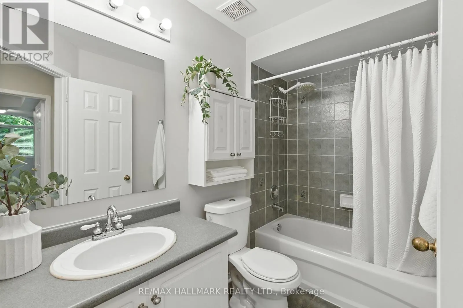 3288 EQUESTRIAN CRESCENT