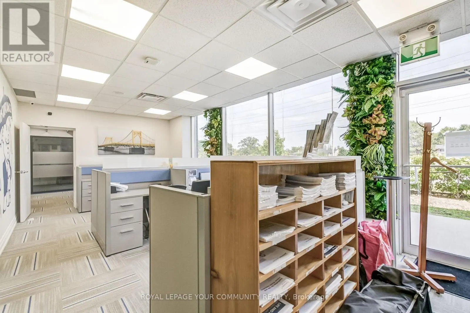 EAST - 6-1185 QUEENSWAY