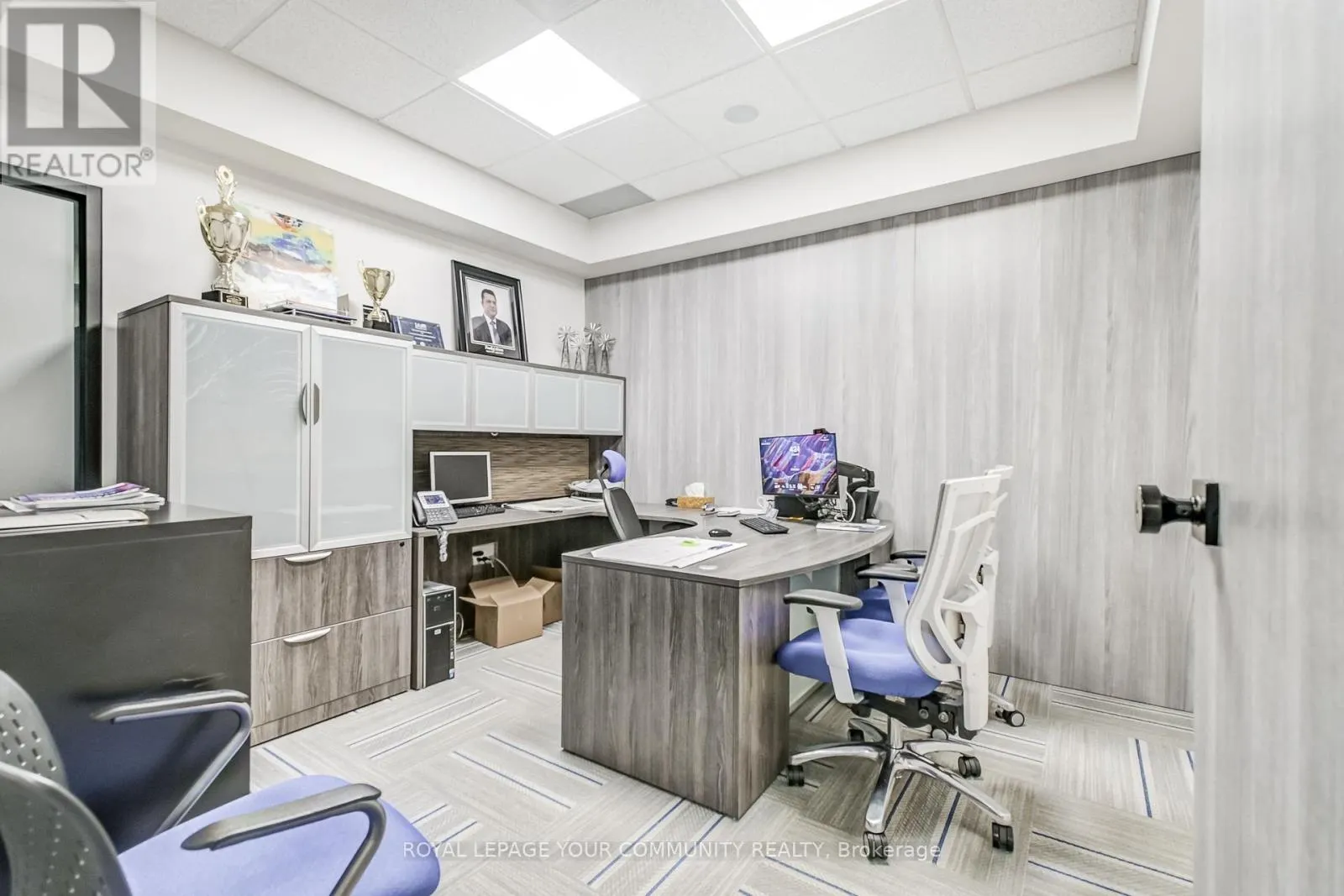 EAST - 6-1185 QUEENSWAY