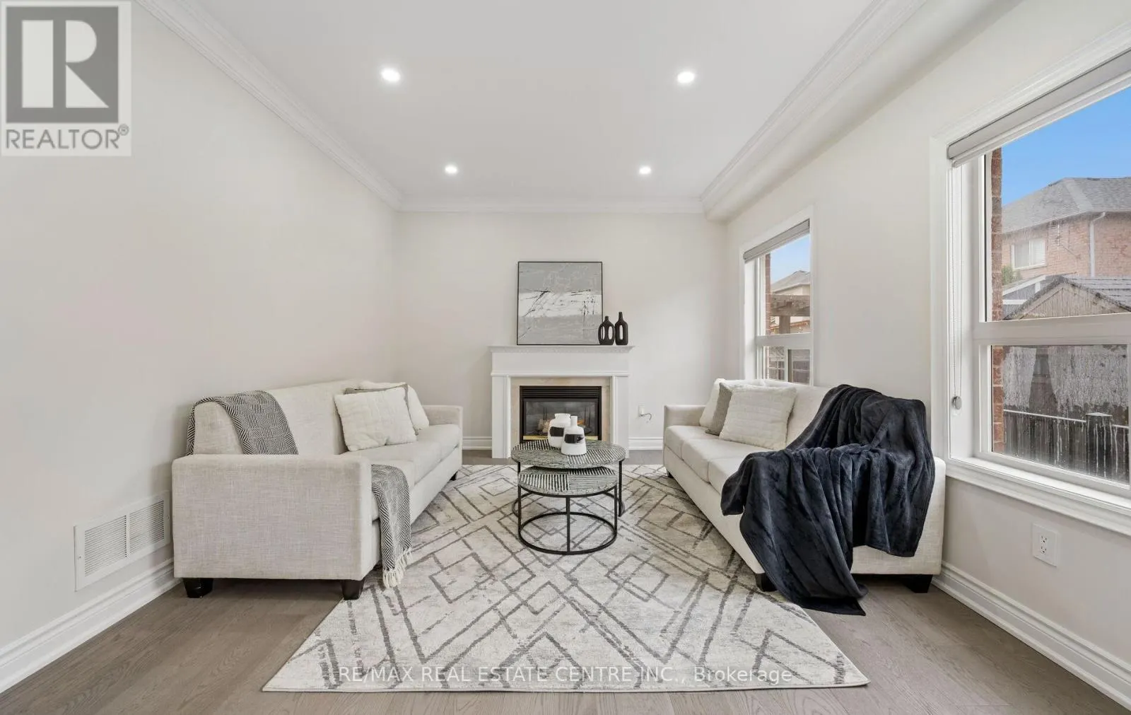 50 AMBOISE CRESCENT