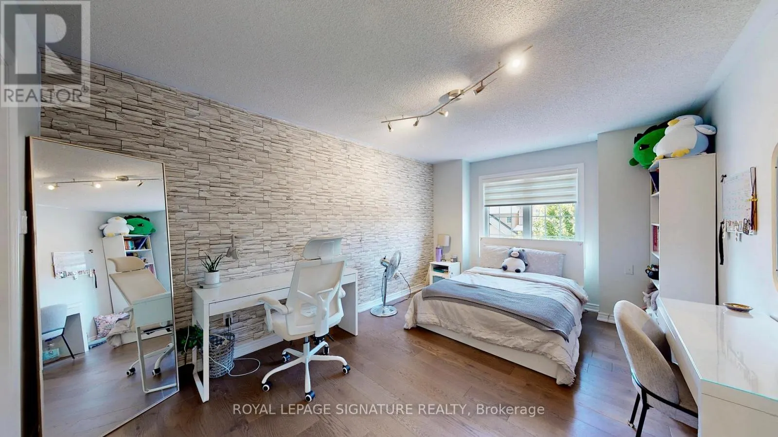 25 SAWSTON CIRCLE