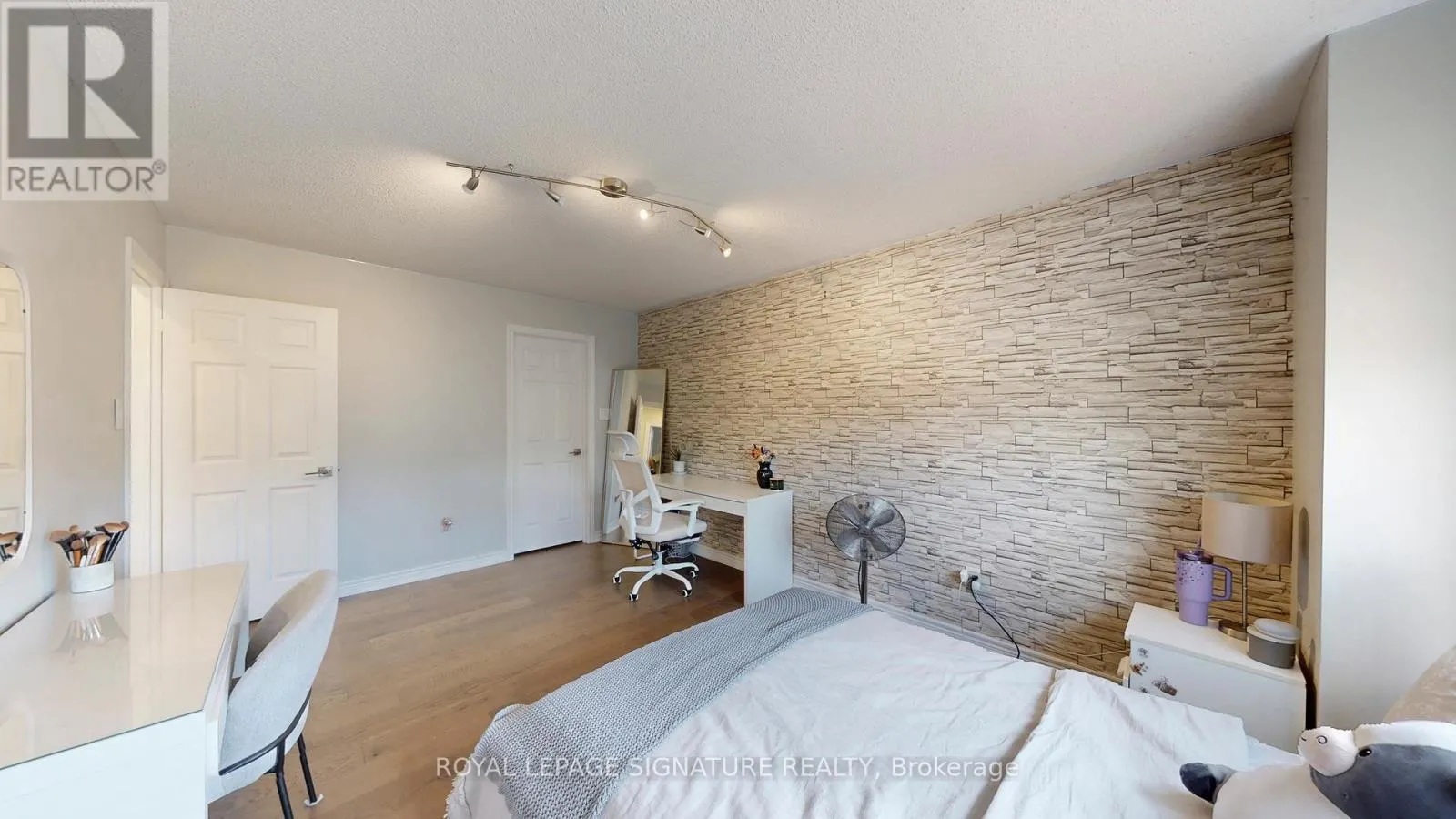 25 SAWSTON CIRCLE