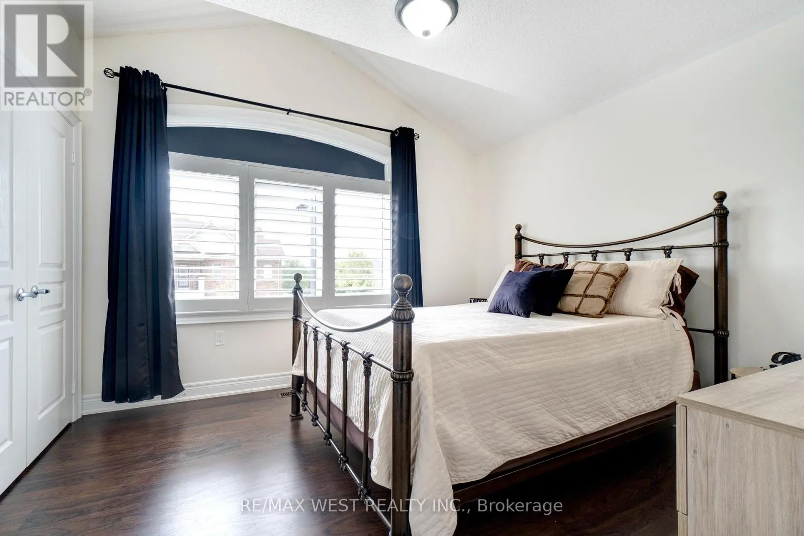 32 BROOKWATER CRESCENT