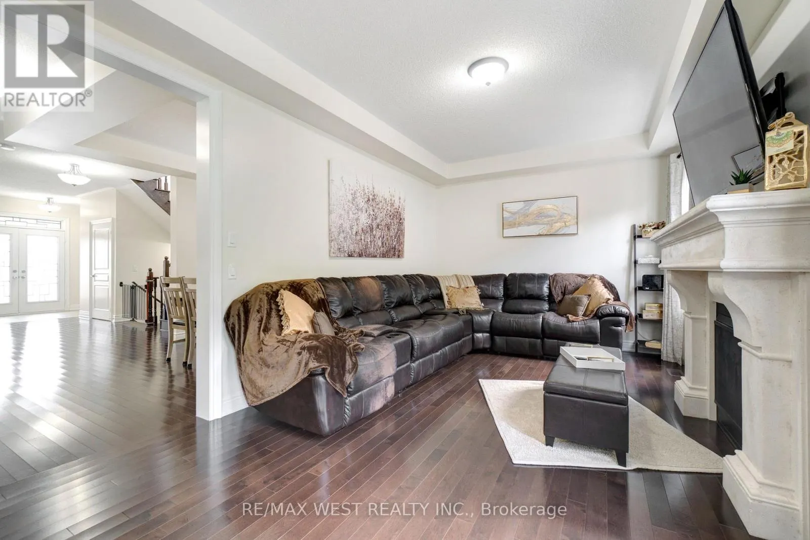 32 BROOKWATER CRESCENT