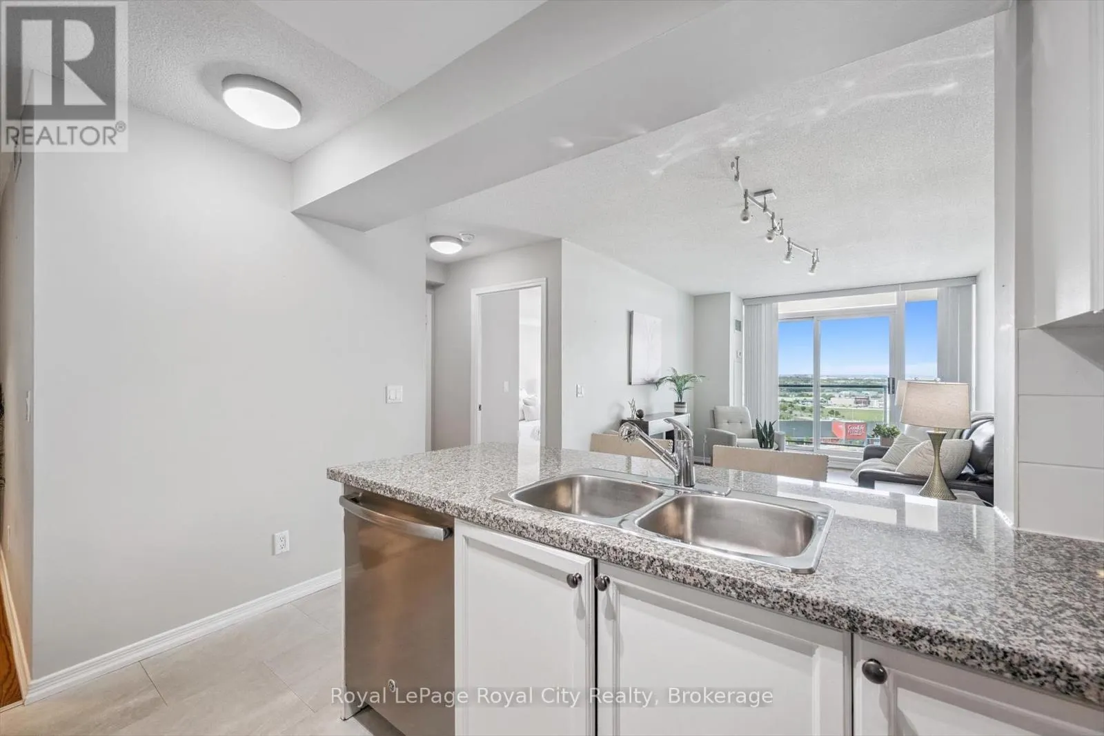 1710 - 4889 KIMBERMOUNT AVENUE, #1710