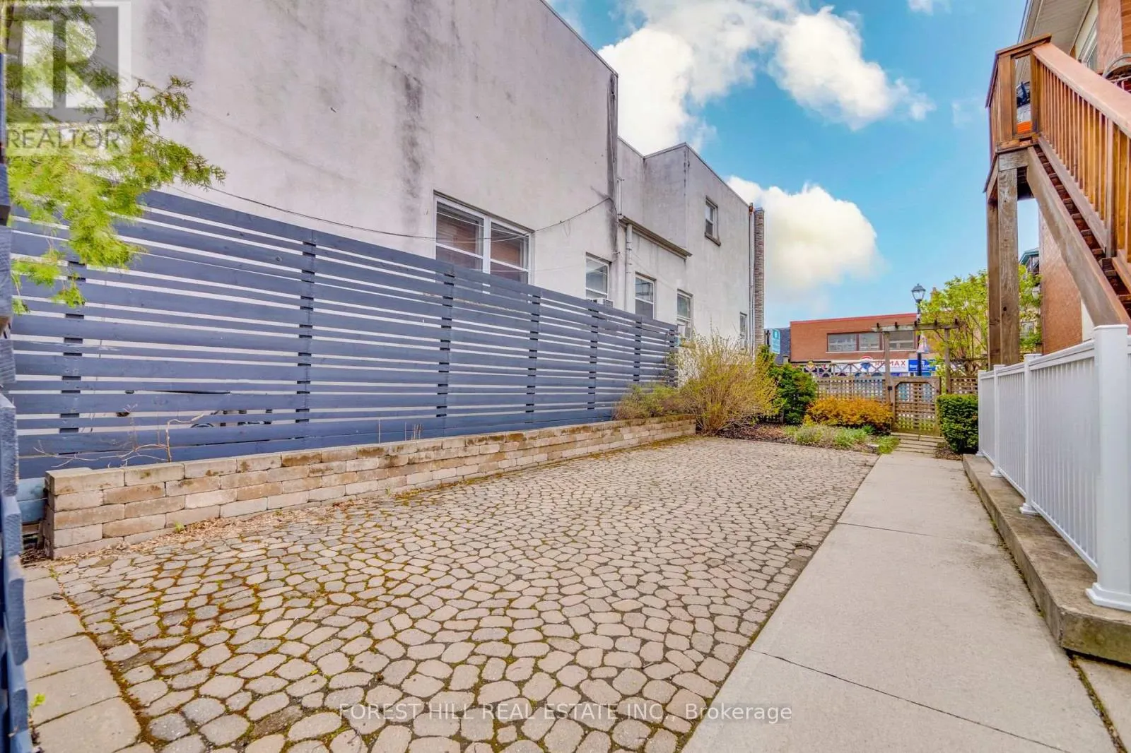 201 QUEEN STREET S