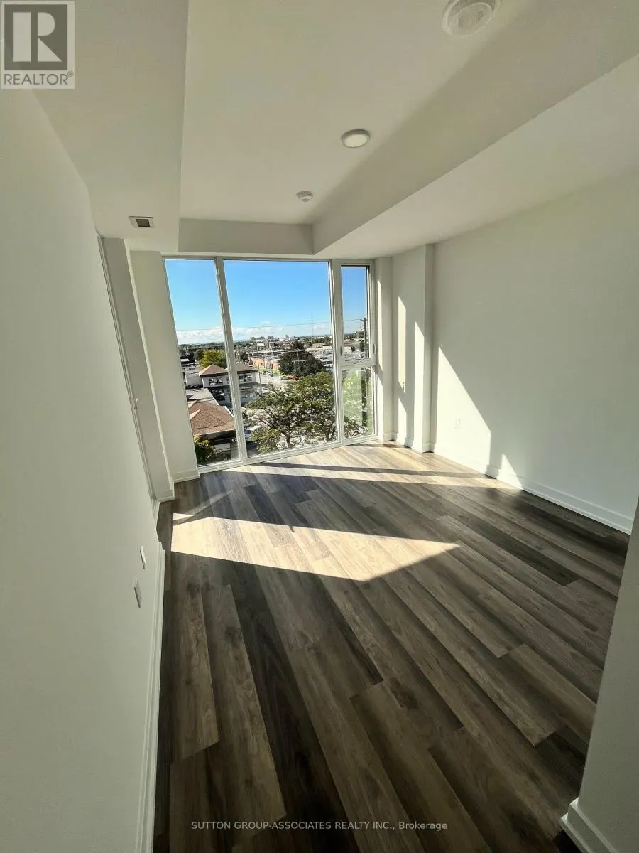 512 - 880 THE QUEENSWAY