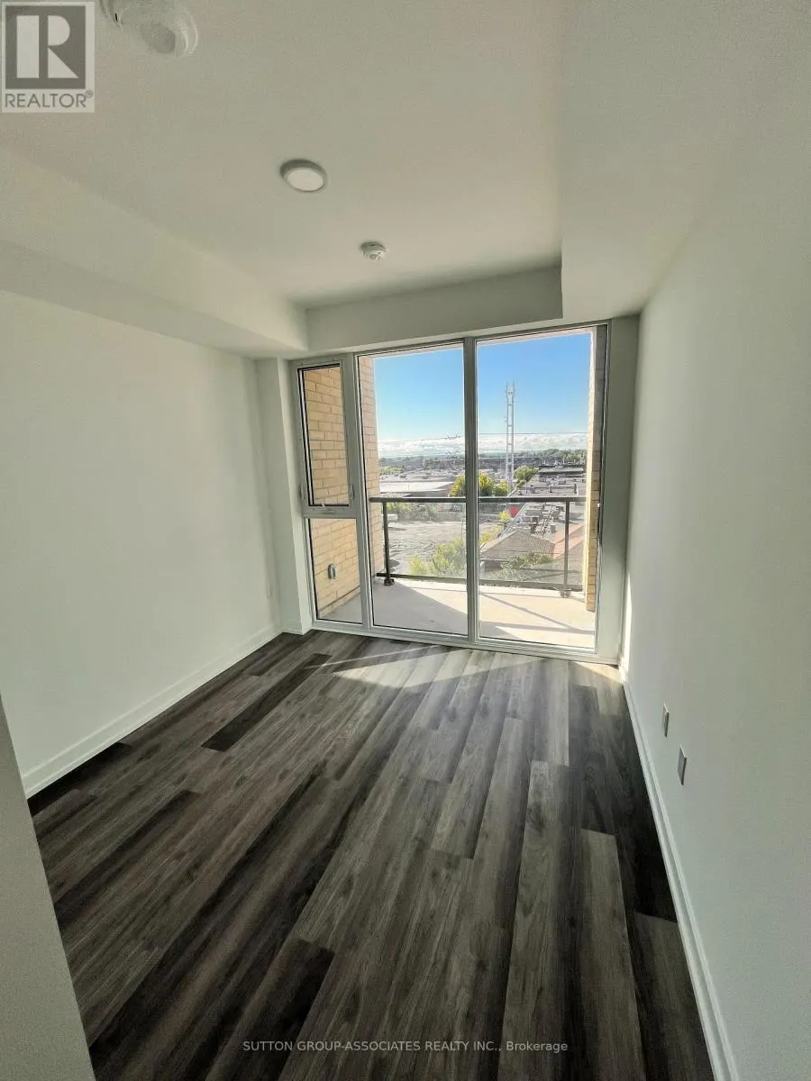 512 - 880 THE QUEENSWAY
