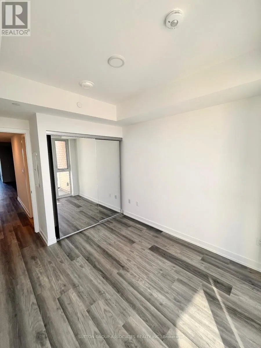 512 - 880 THE QUEENSWAY