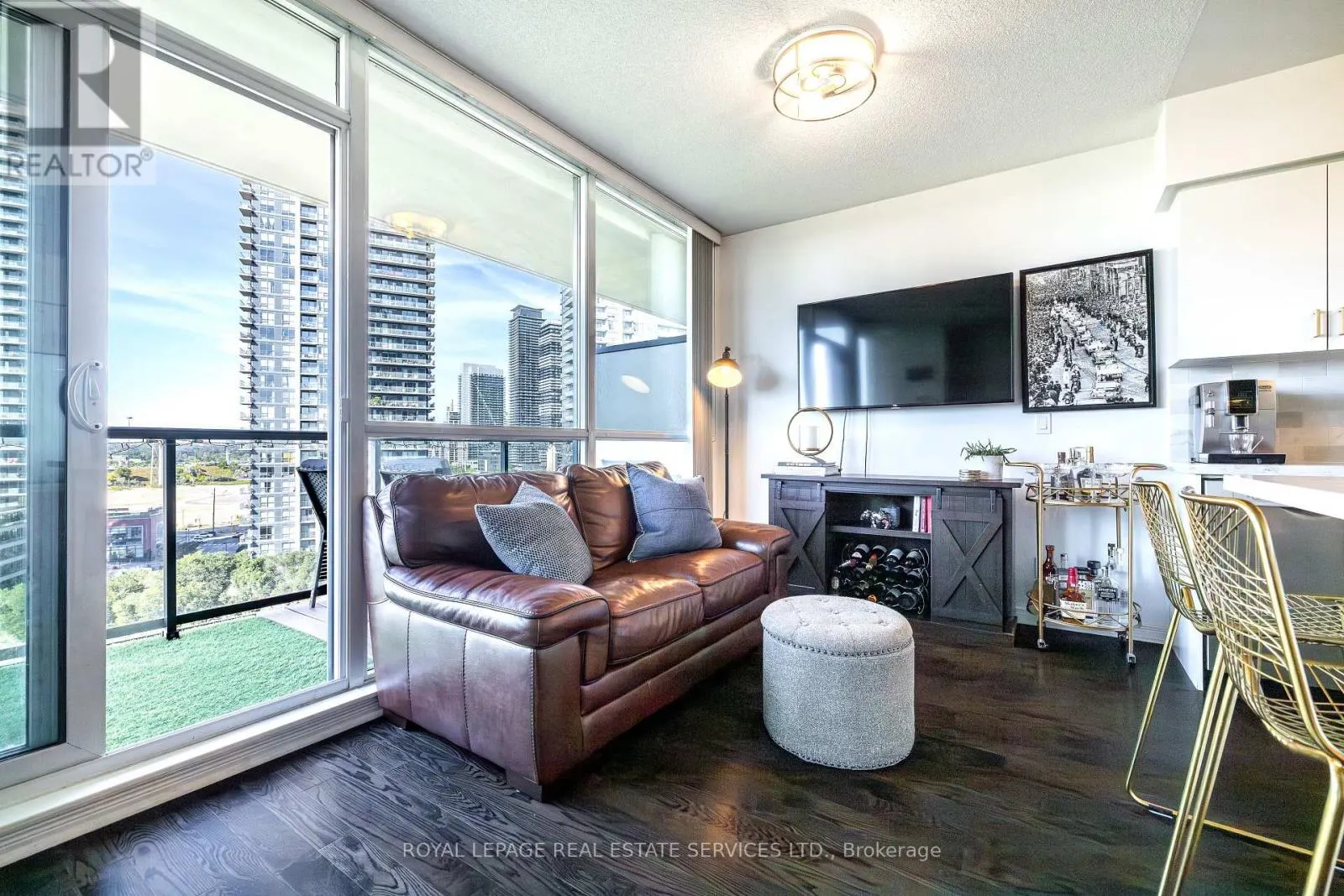 1105 - 15 LEGION ROAD
