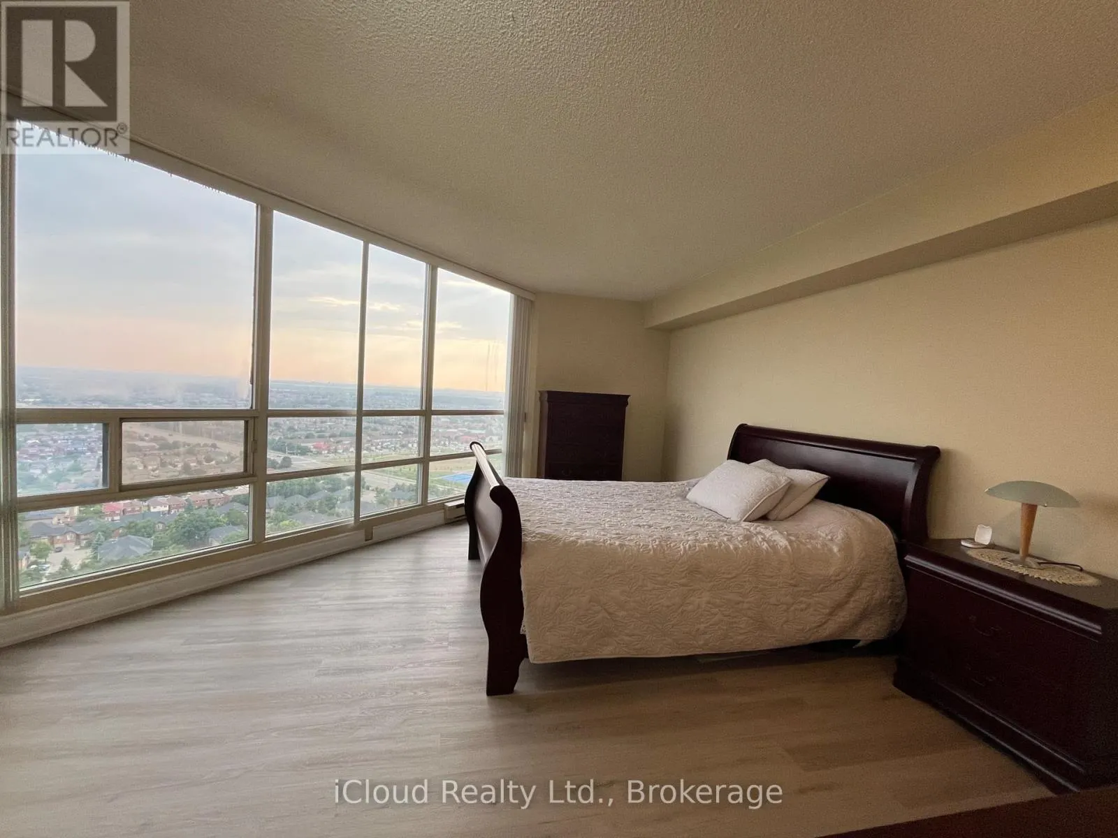 2805 - 45 KINGSBRIDGE GARDEN CIRCLE