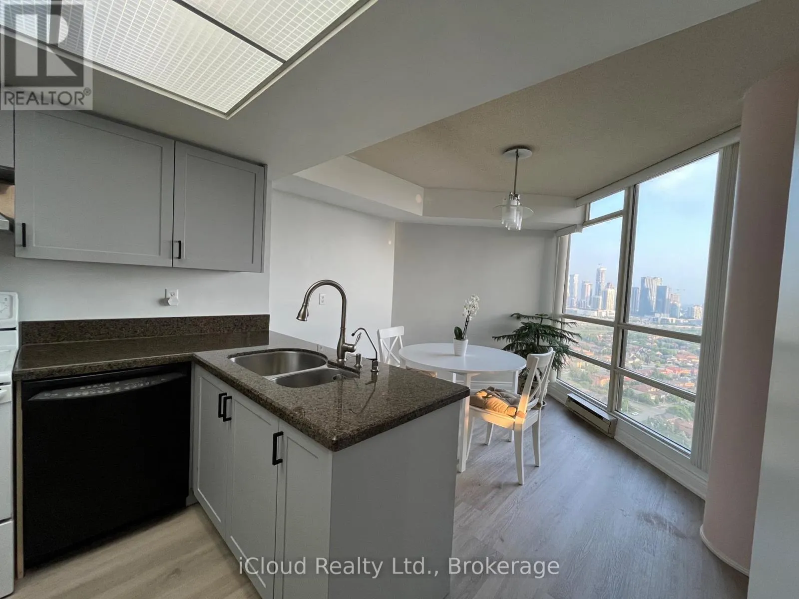 2805 - 45 KINGSBRIDGE GARDEN CIRCLE