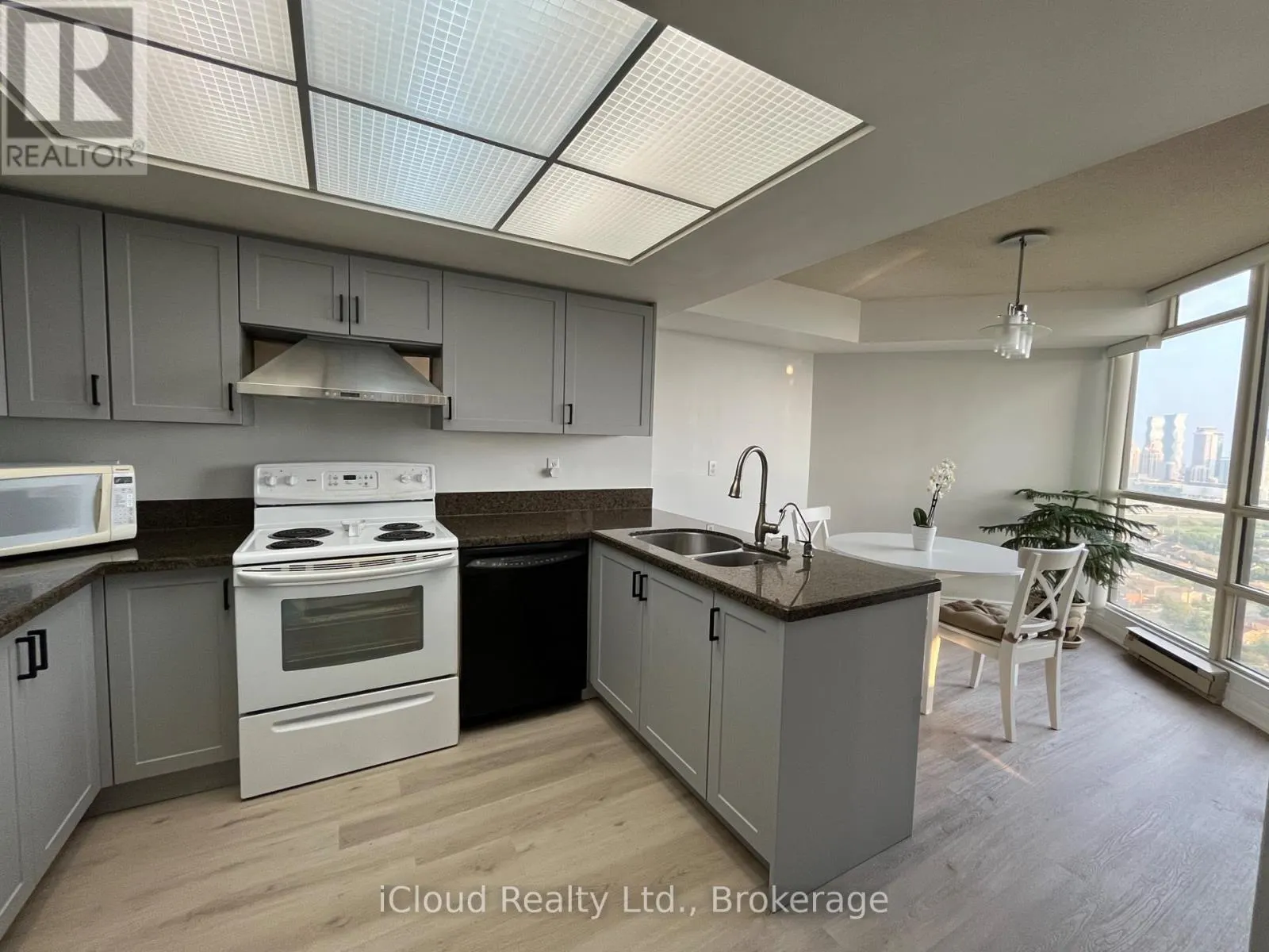 2805 - 45 KINGSBRIDGE GARDEN CIRCLE