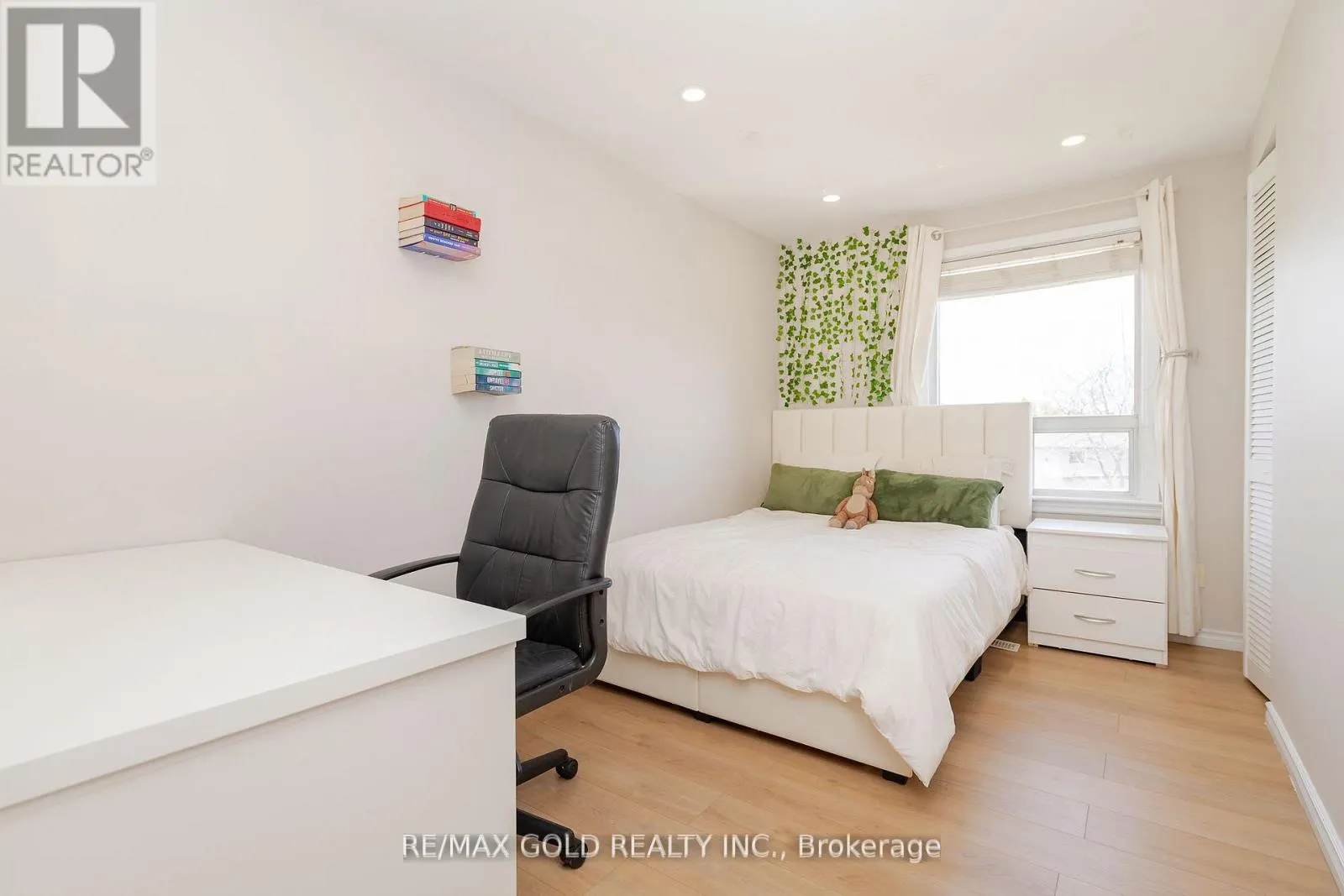 4 ELVINA GATE